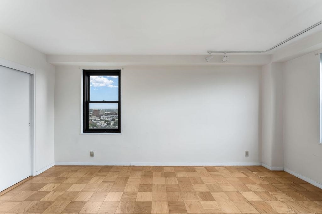 225 ST PAULS AVE Unit: 11D