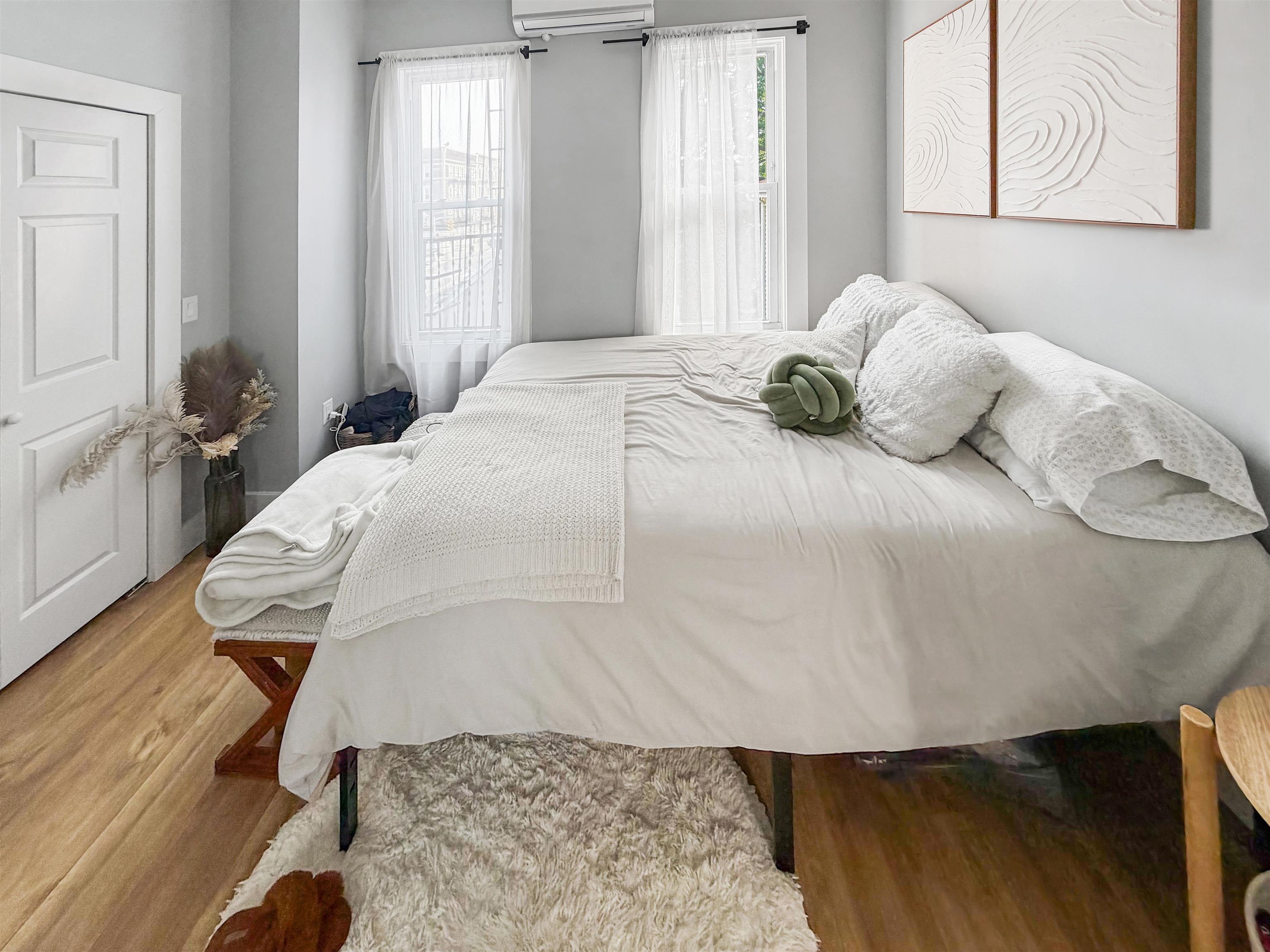 1076 SUMMIT AVE Unit: 4