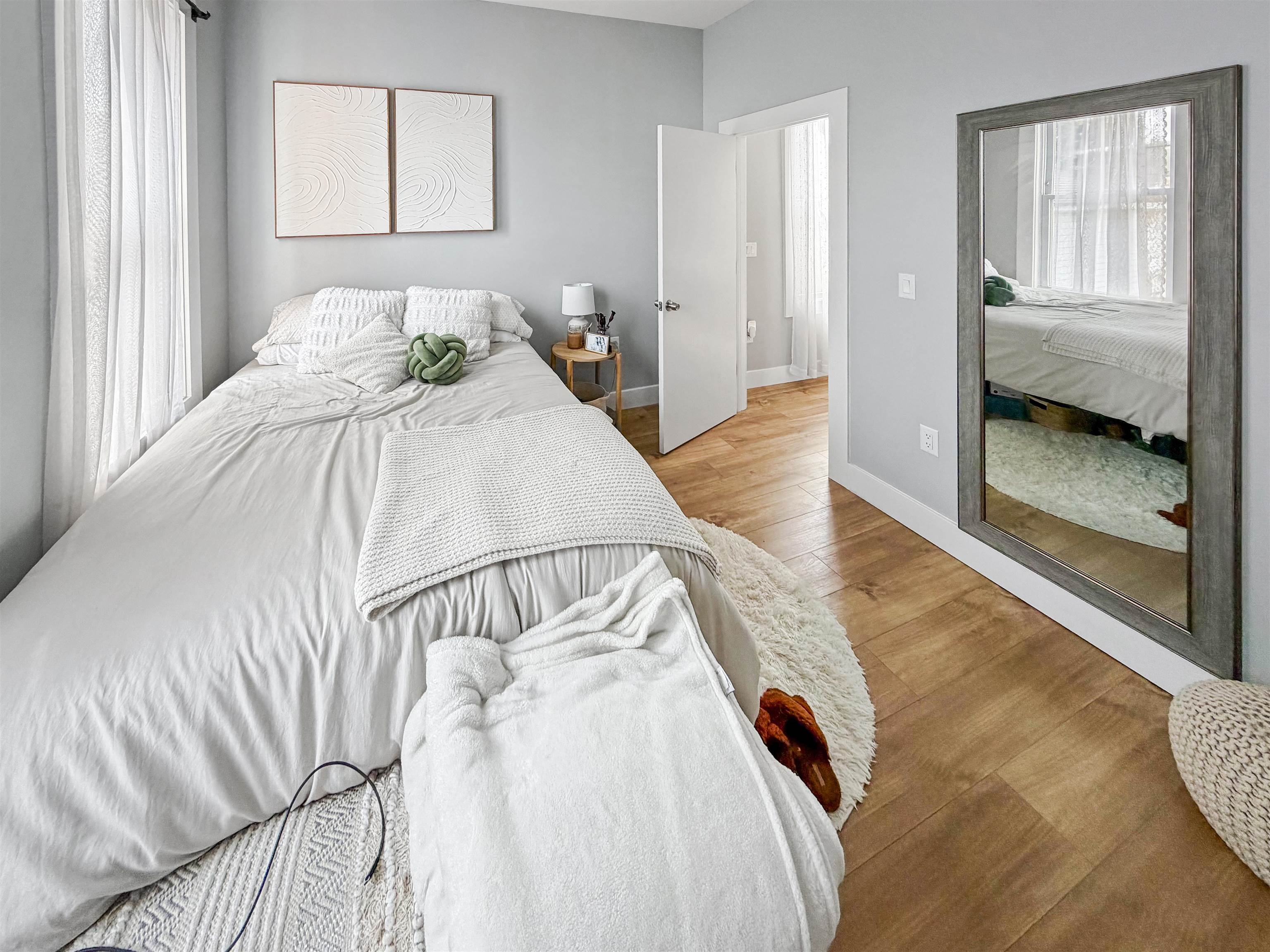 1076 SUMMIT AVE Unit: 4