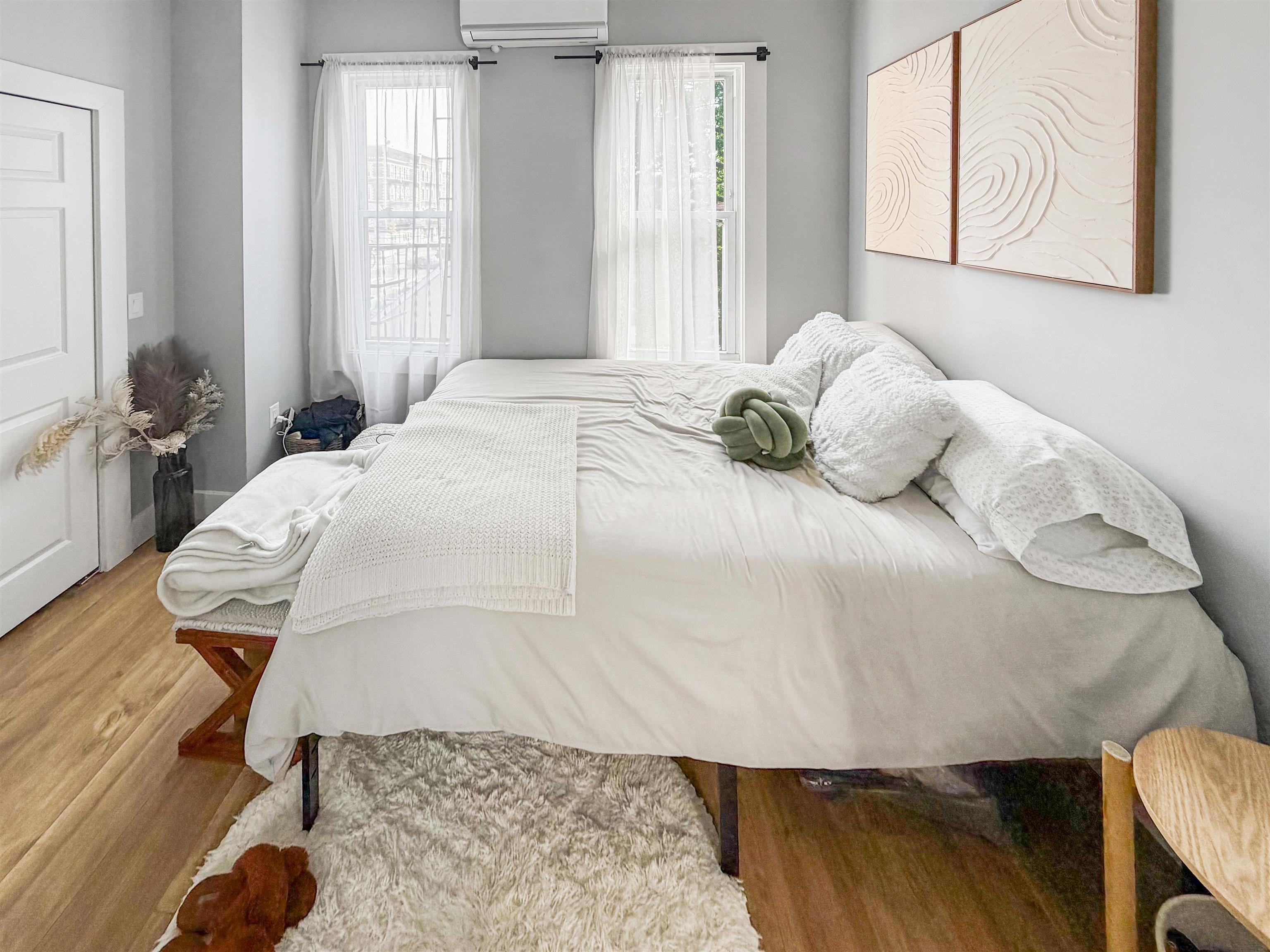 1076 SUMMIT AVE Unit: 4
