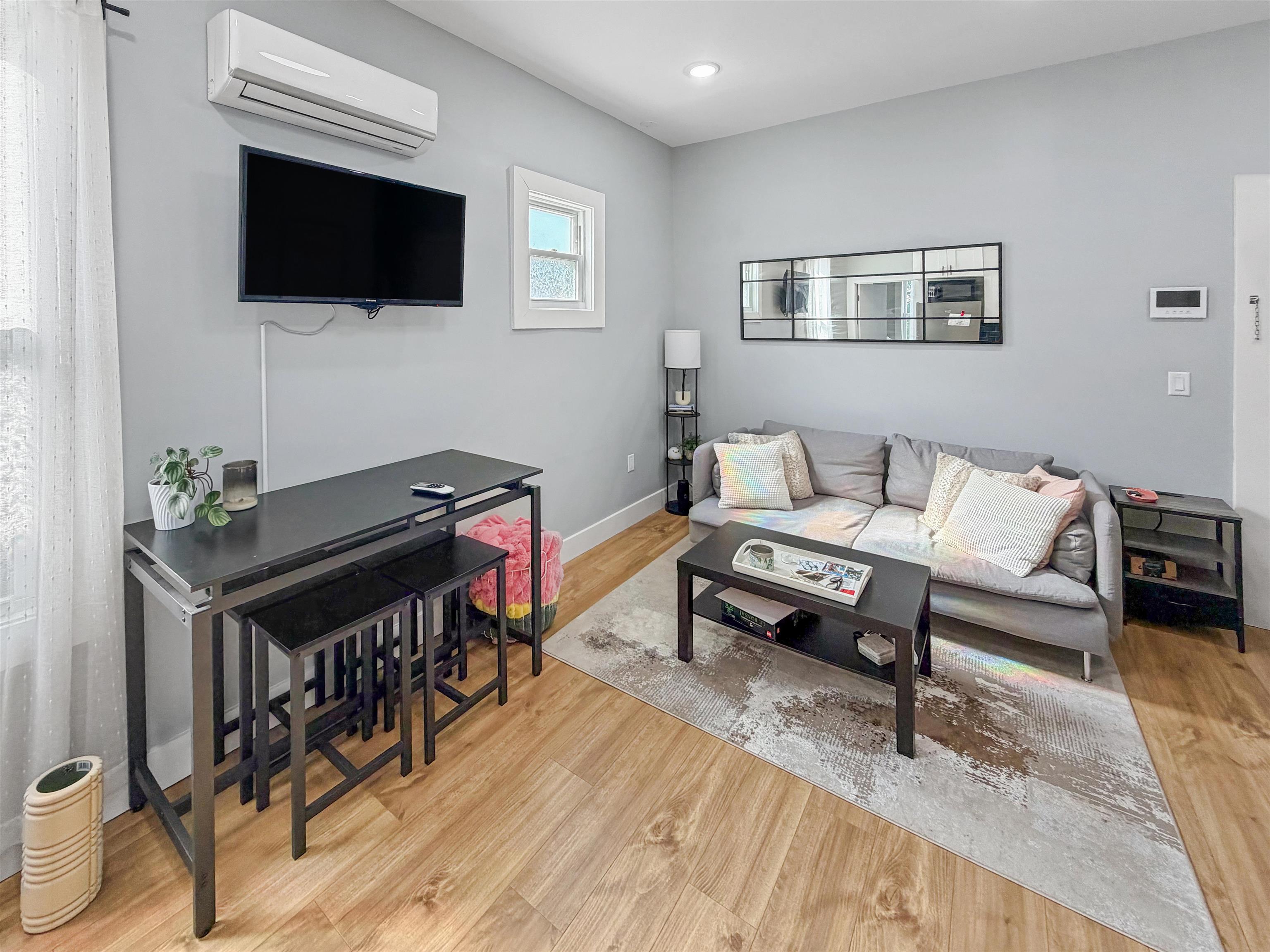 1076 SUMMIT AVE Unit: 4