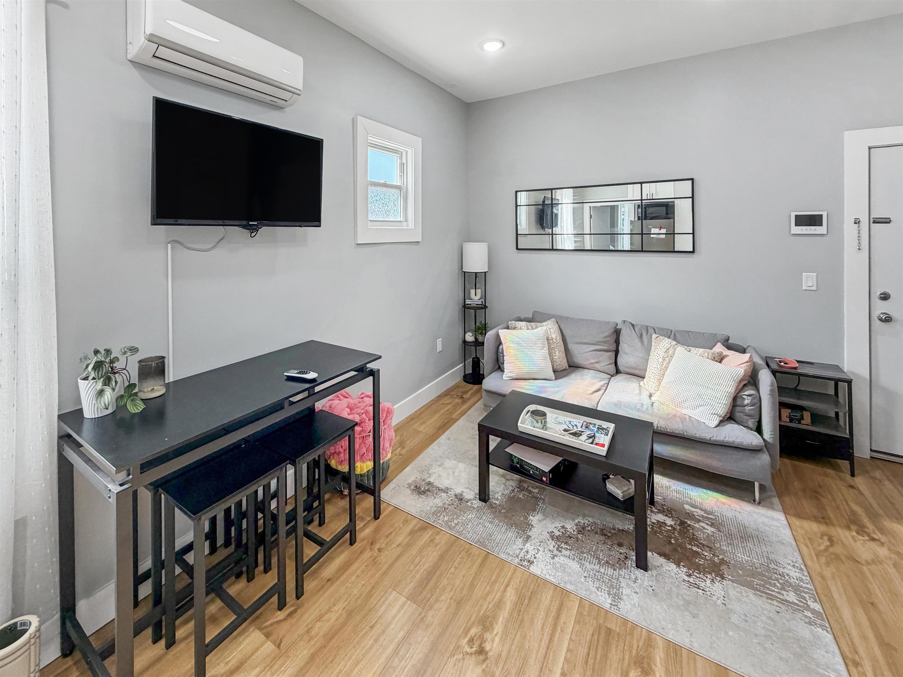 1076 SUMMIT AVE Unit: 4