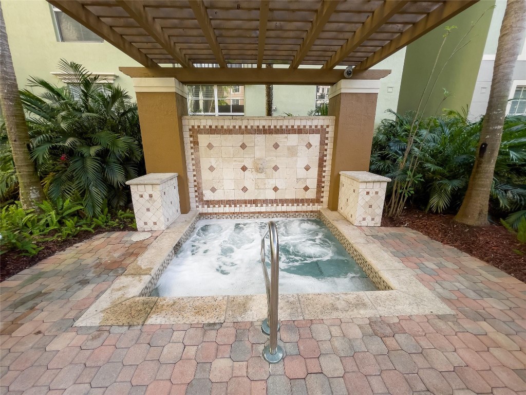 1900 Van Buren St 118B