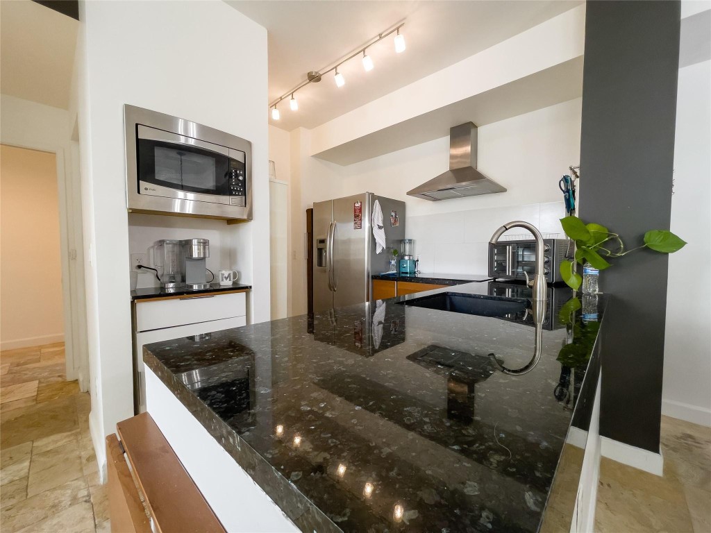 1900 Van Buren St 118B