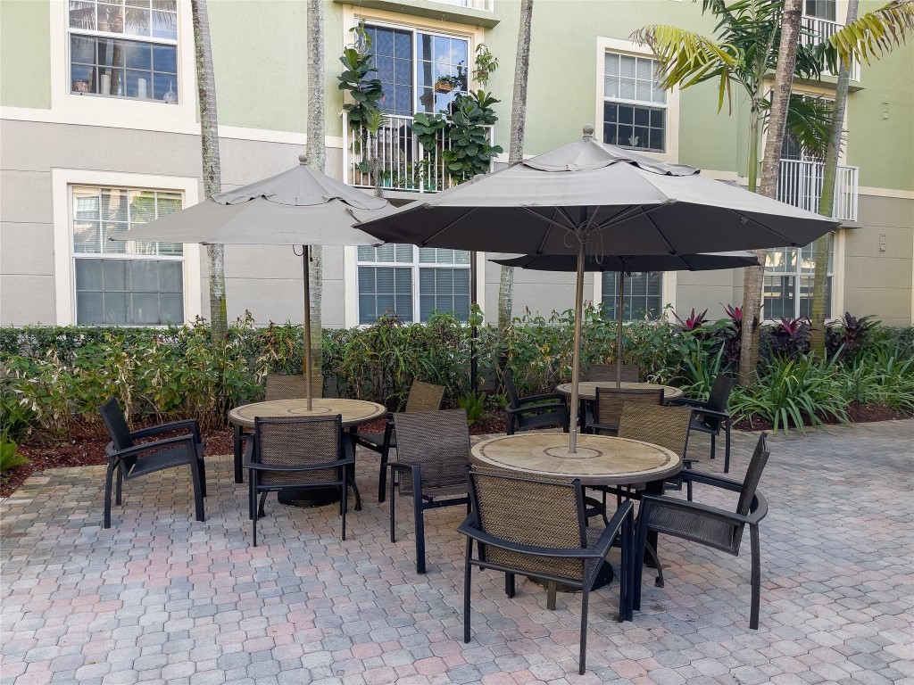 1900 Van Buren St 118B