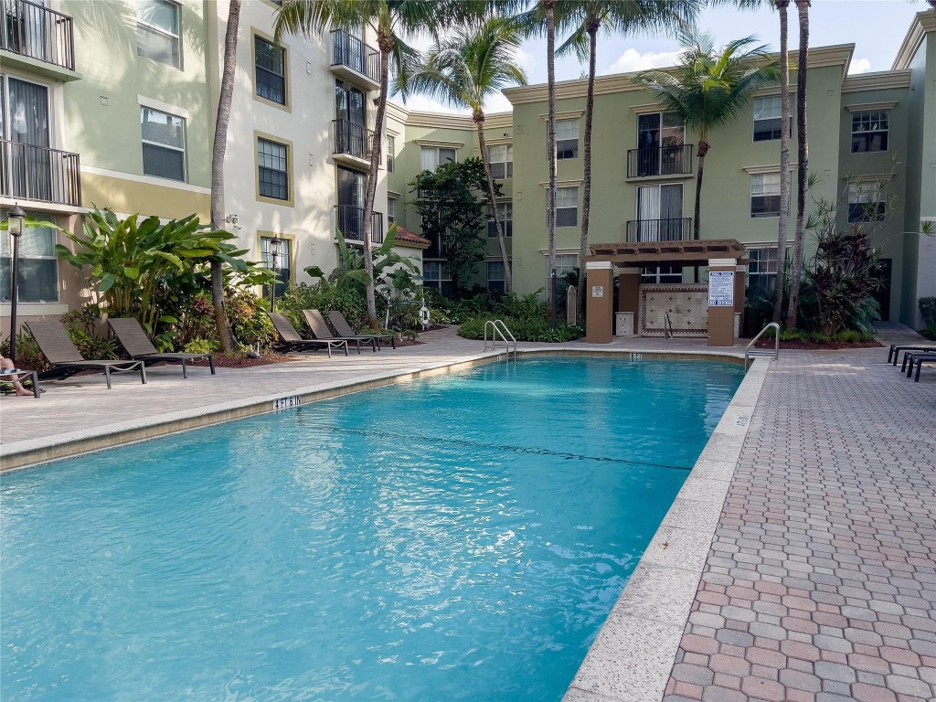 1900 Van Buren St 118B