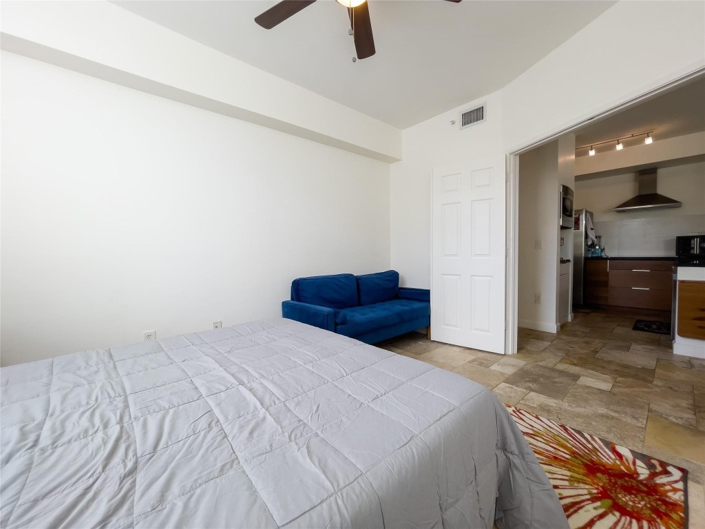 1900 Van Buren St 118B