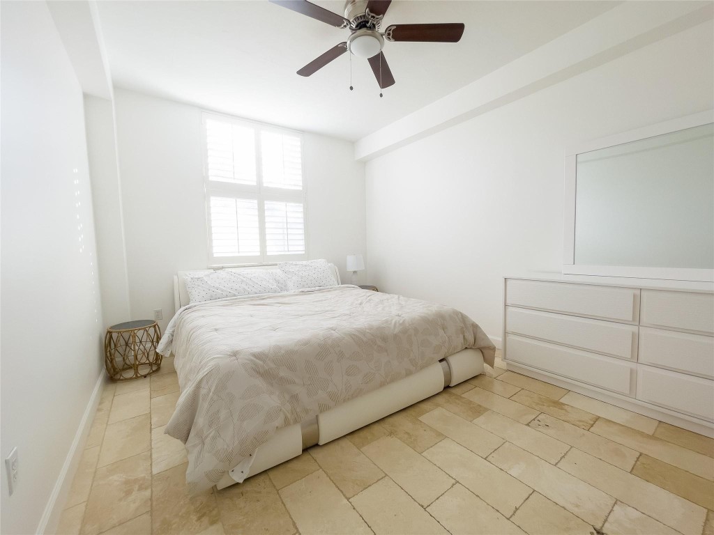 1900 Van Buren St 118B