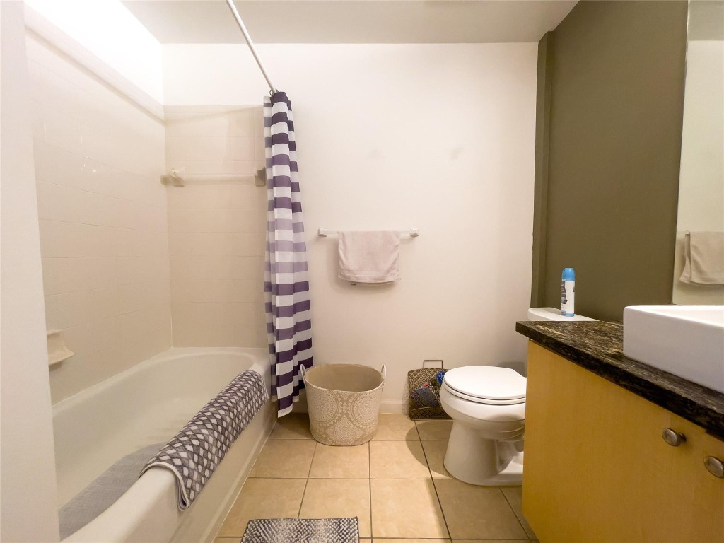 1900 Van Buren St 118B