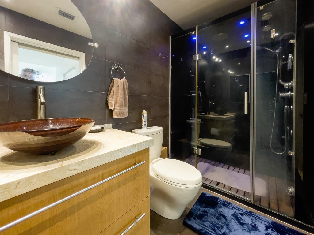 1900 Van Buren St 118B