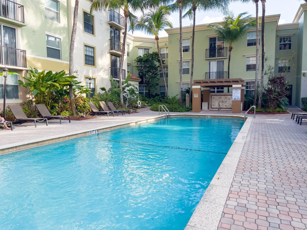 1900 Van Buren St 118B