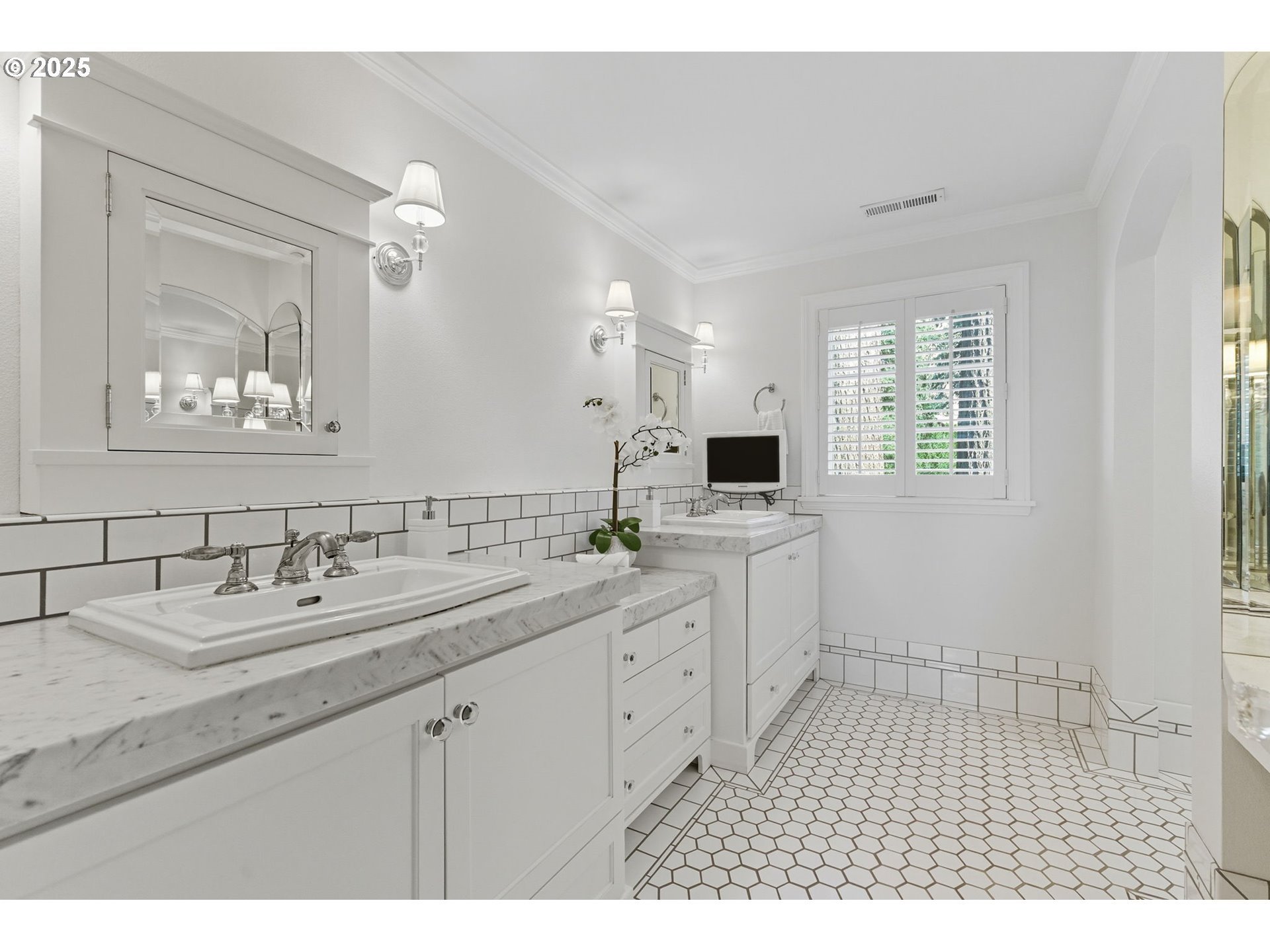 642 IRON MOUNTAIN BLVD