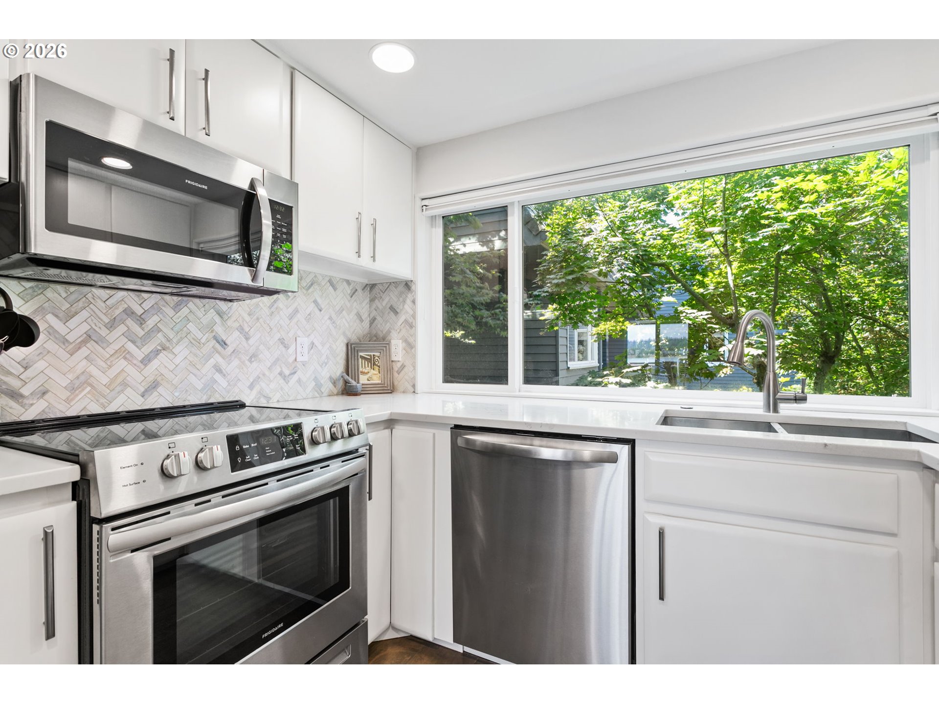118 N HAYDEN BAY DR