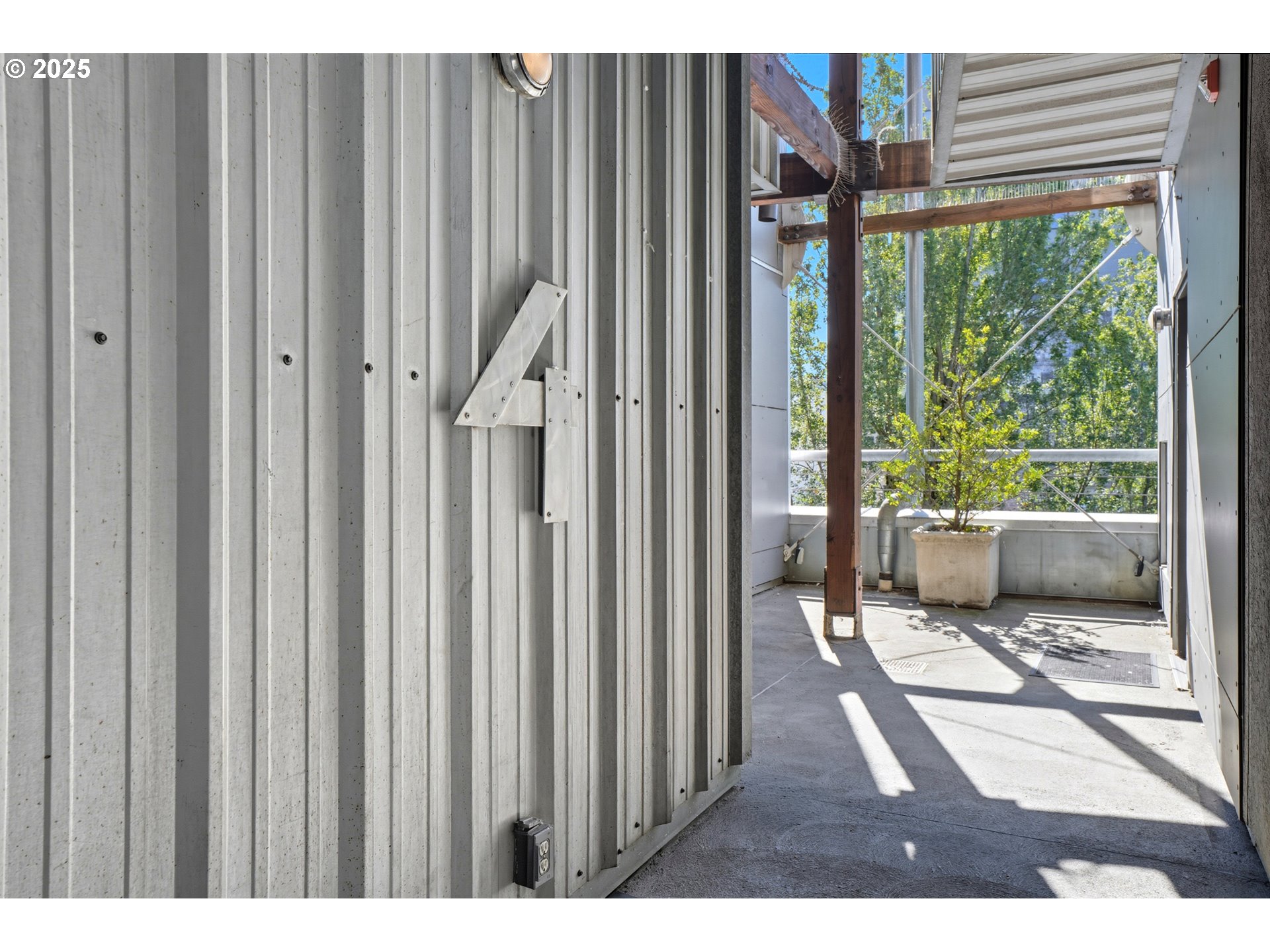 725 NW FLANDERS ST 401