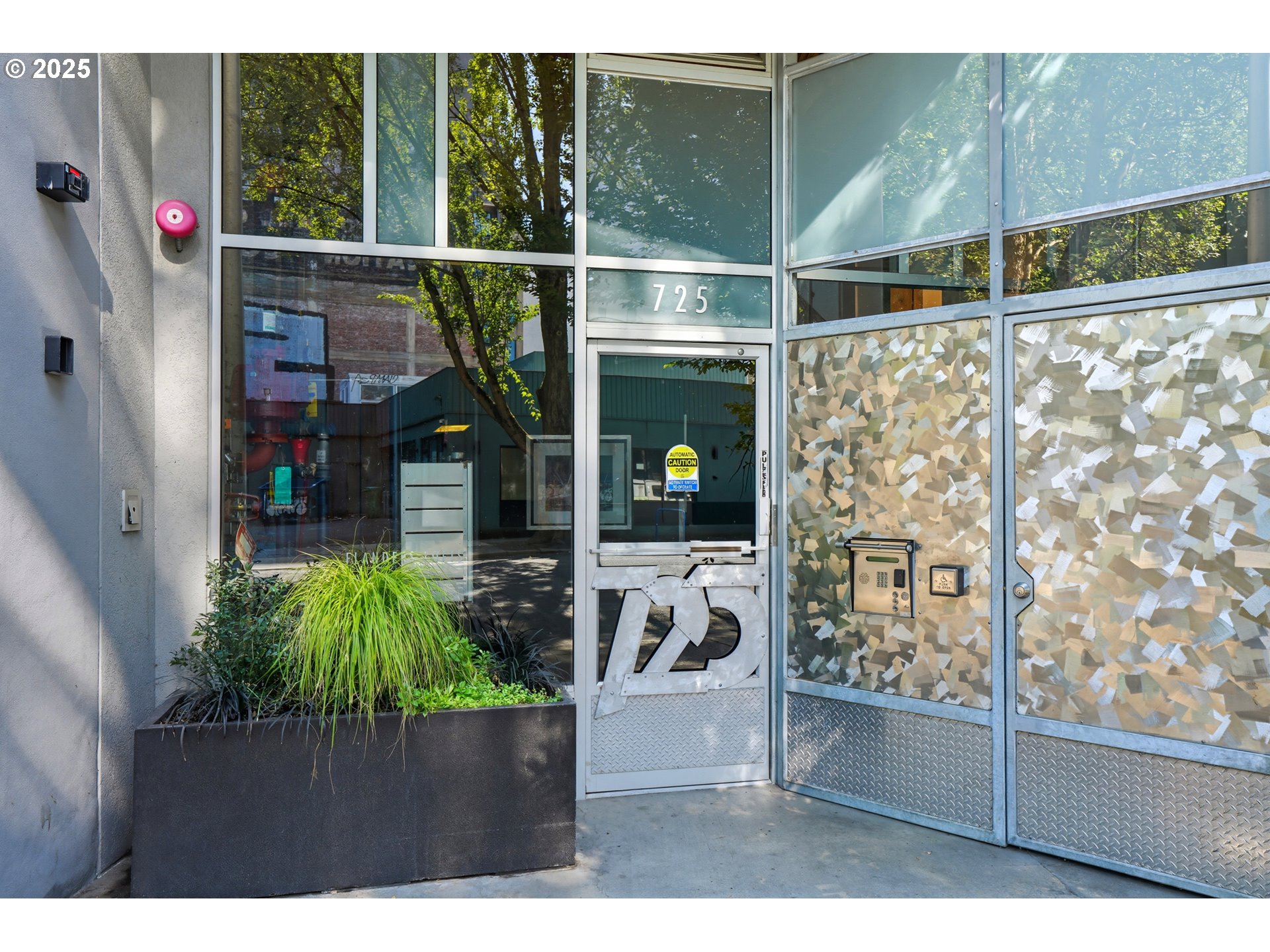 725 NW FLANDERS ST 401