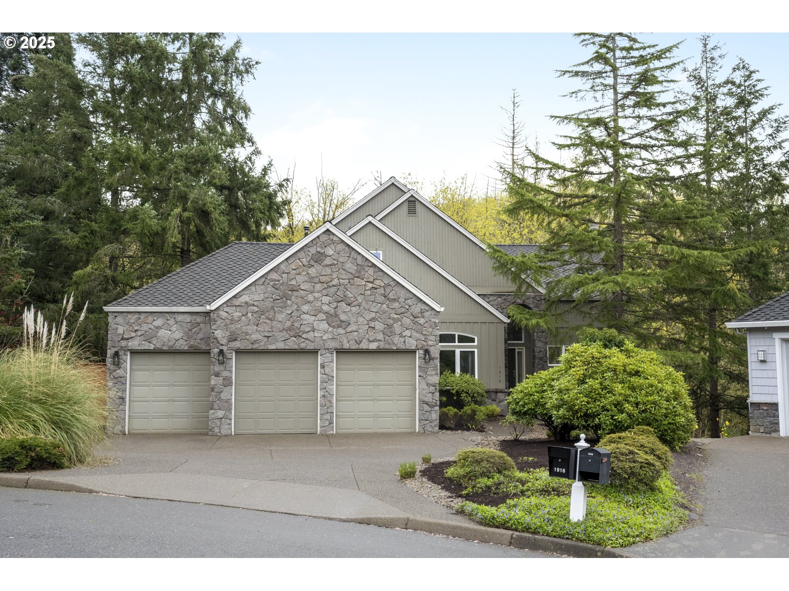 1916 NW RUNNYMEADE CT