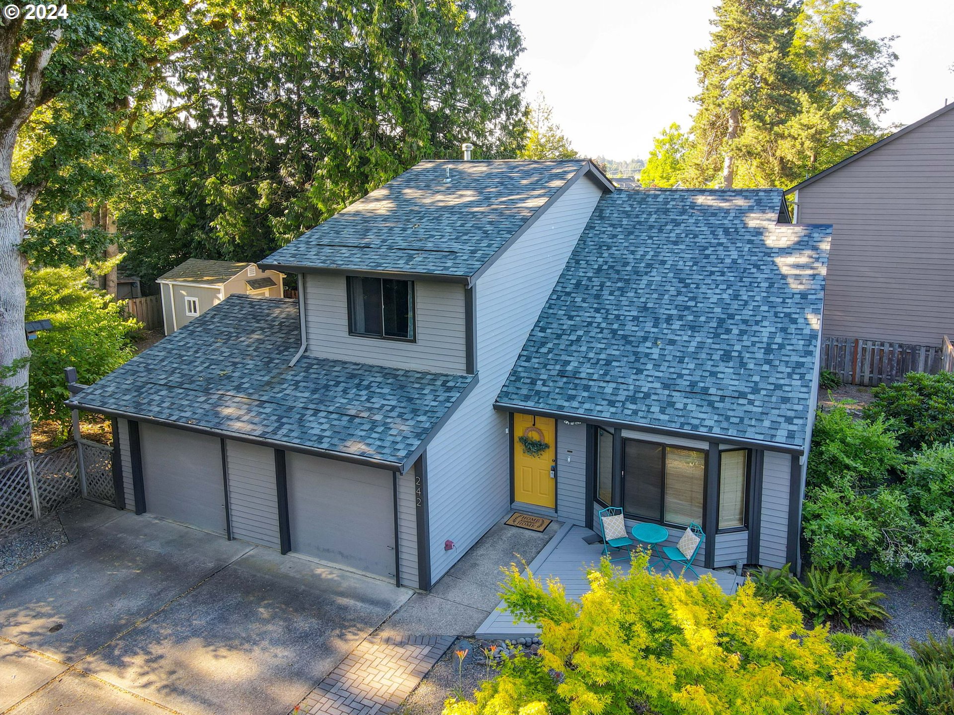 242 SW MEADOW DR