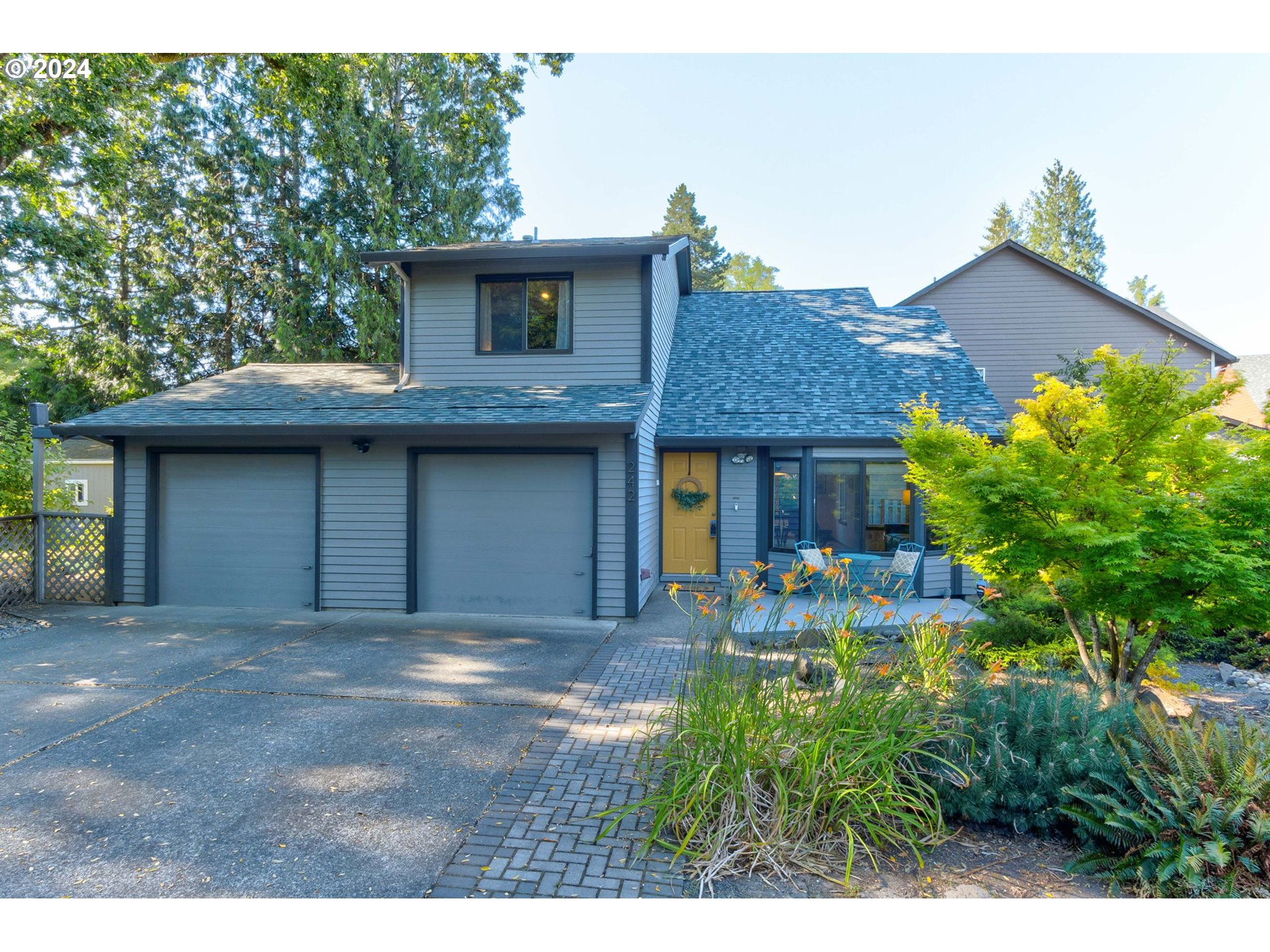 242 SW MEADOW DR