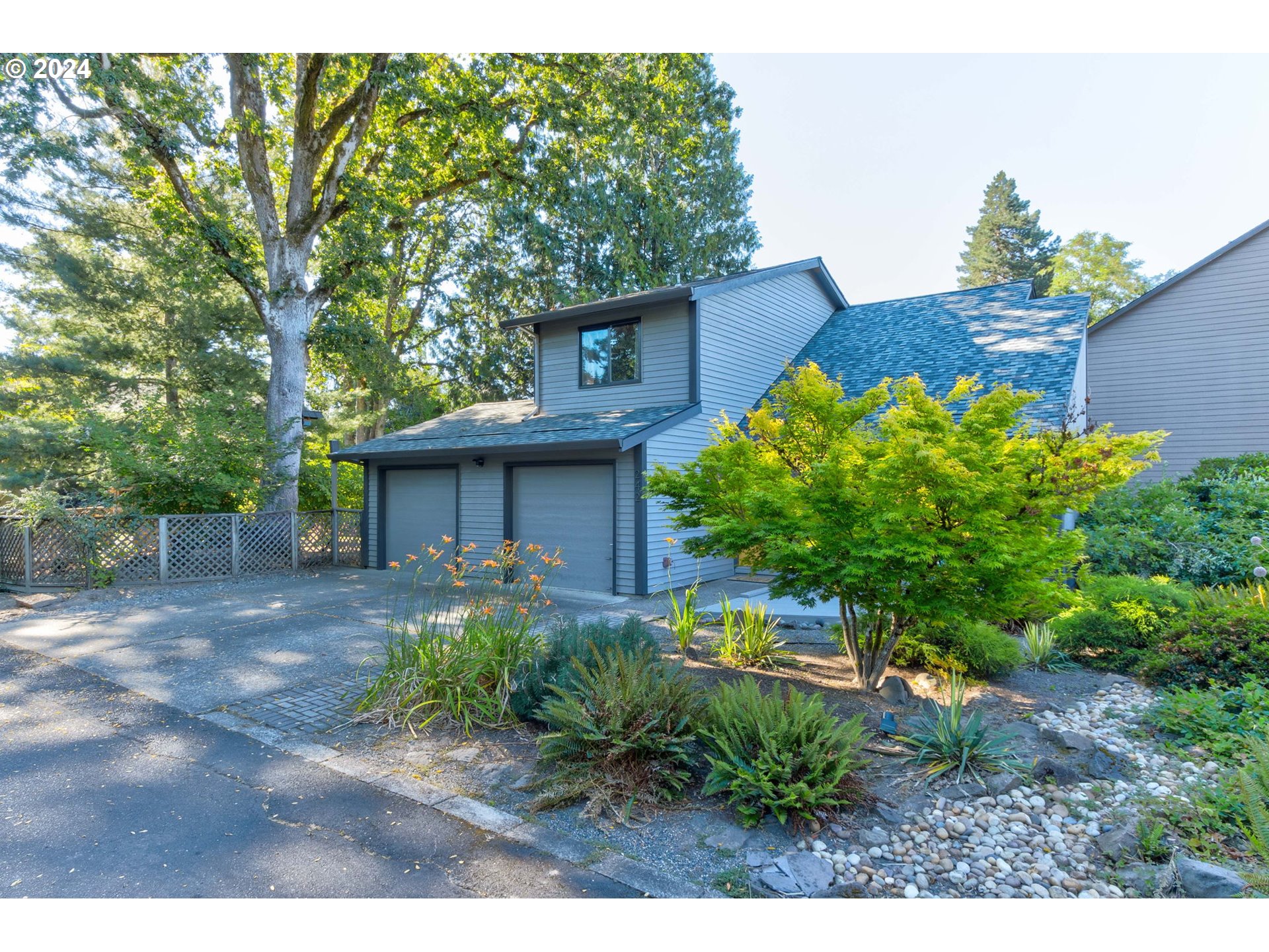 242 SW MEADOW DR