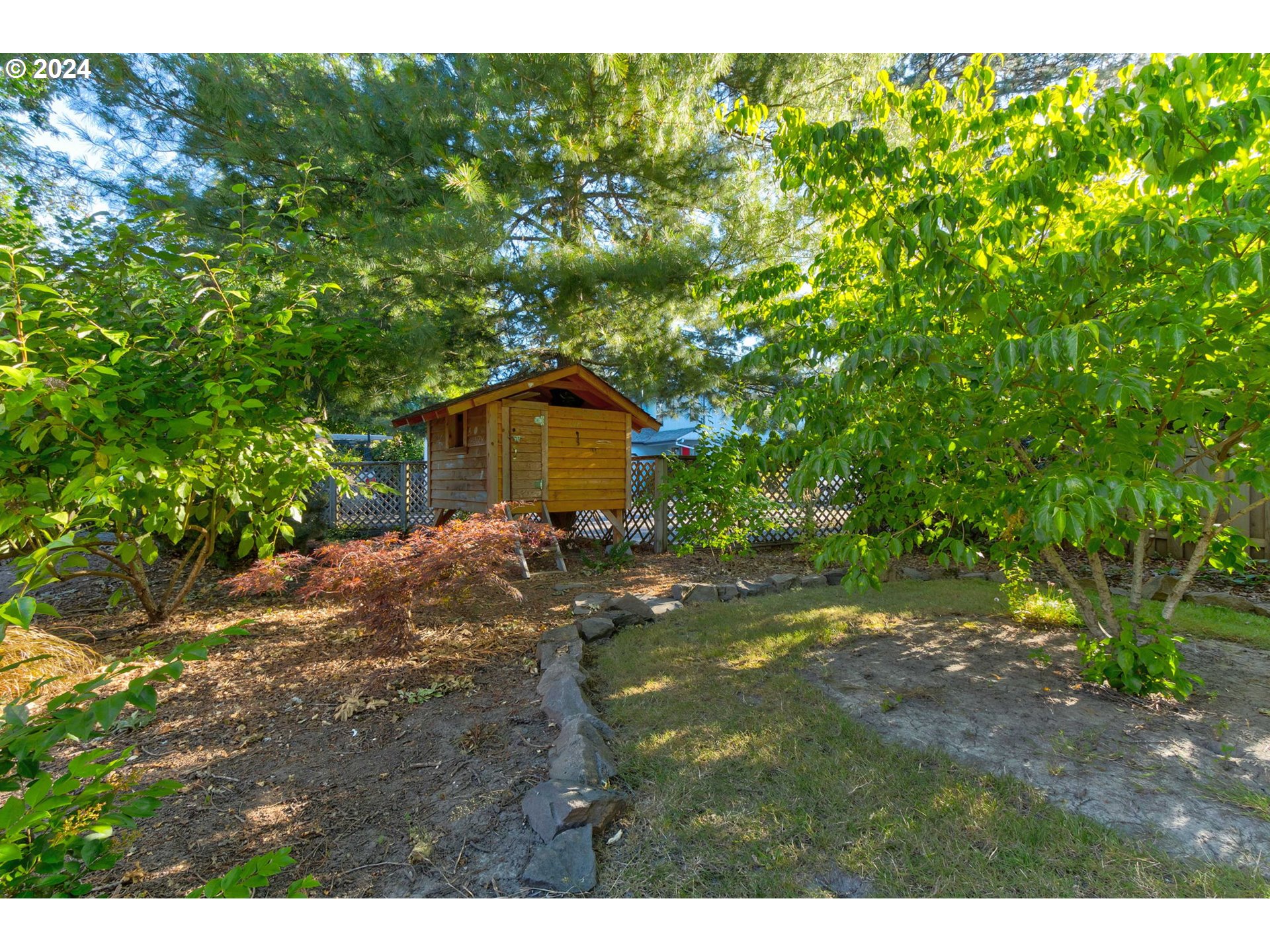 242 SW MEADOW DR