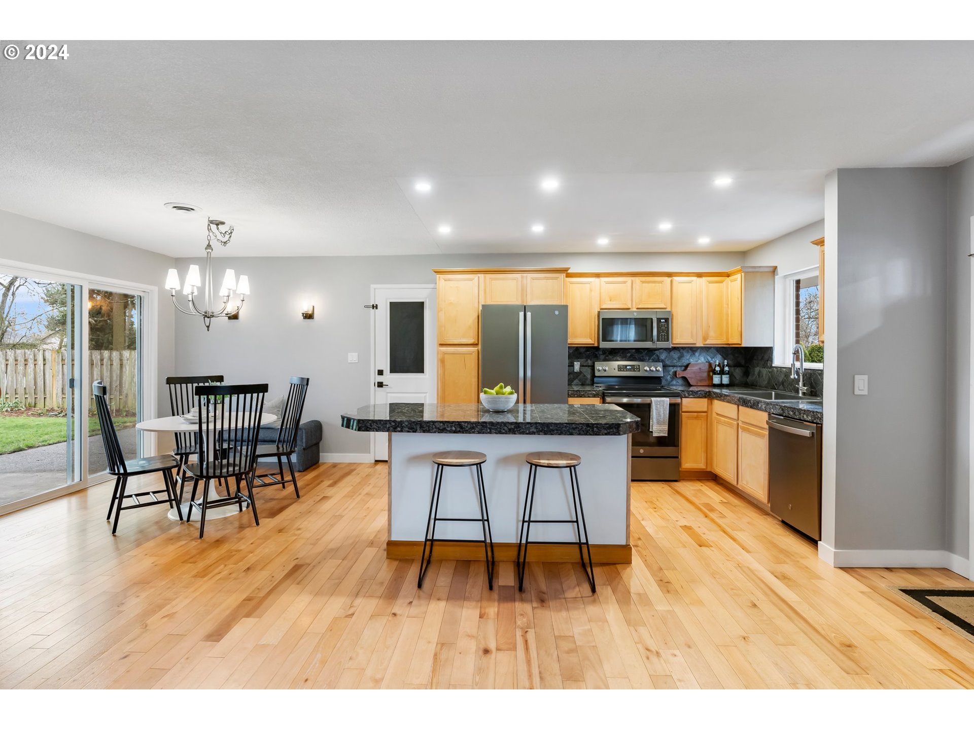 330 SW DEVONWOOD AVE