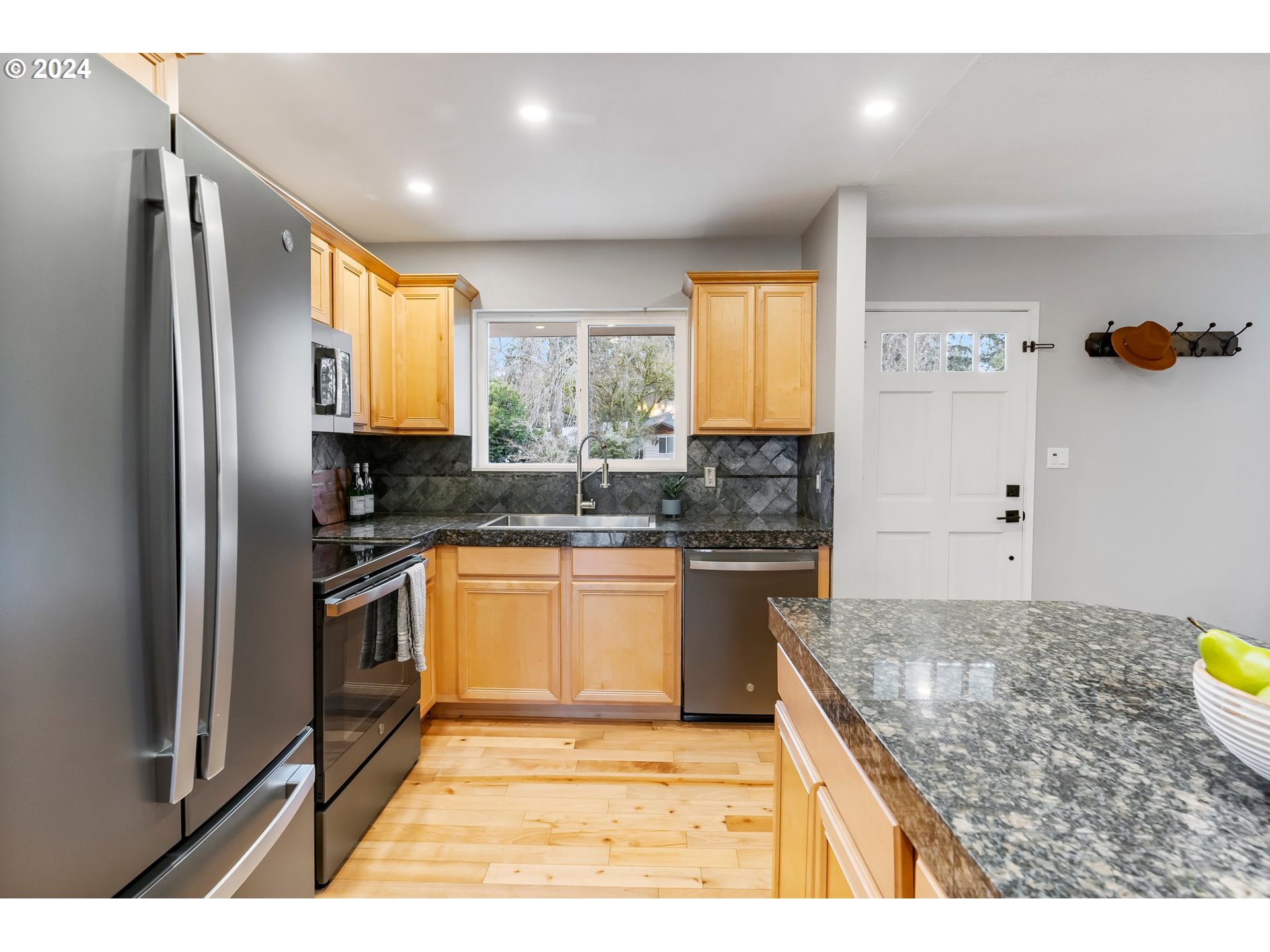 330 SW DEVONWOOD AVE