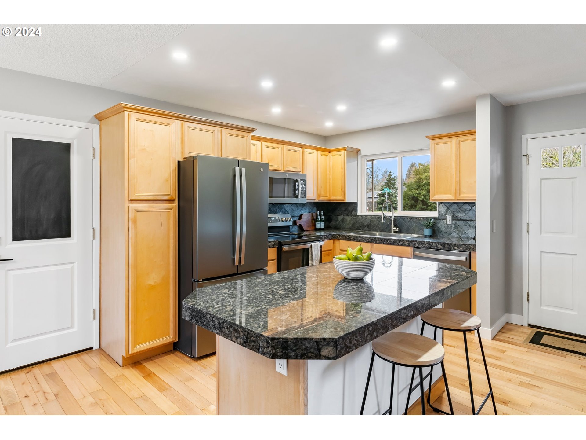 330 SW DEVONWOOD AVE