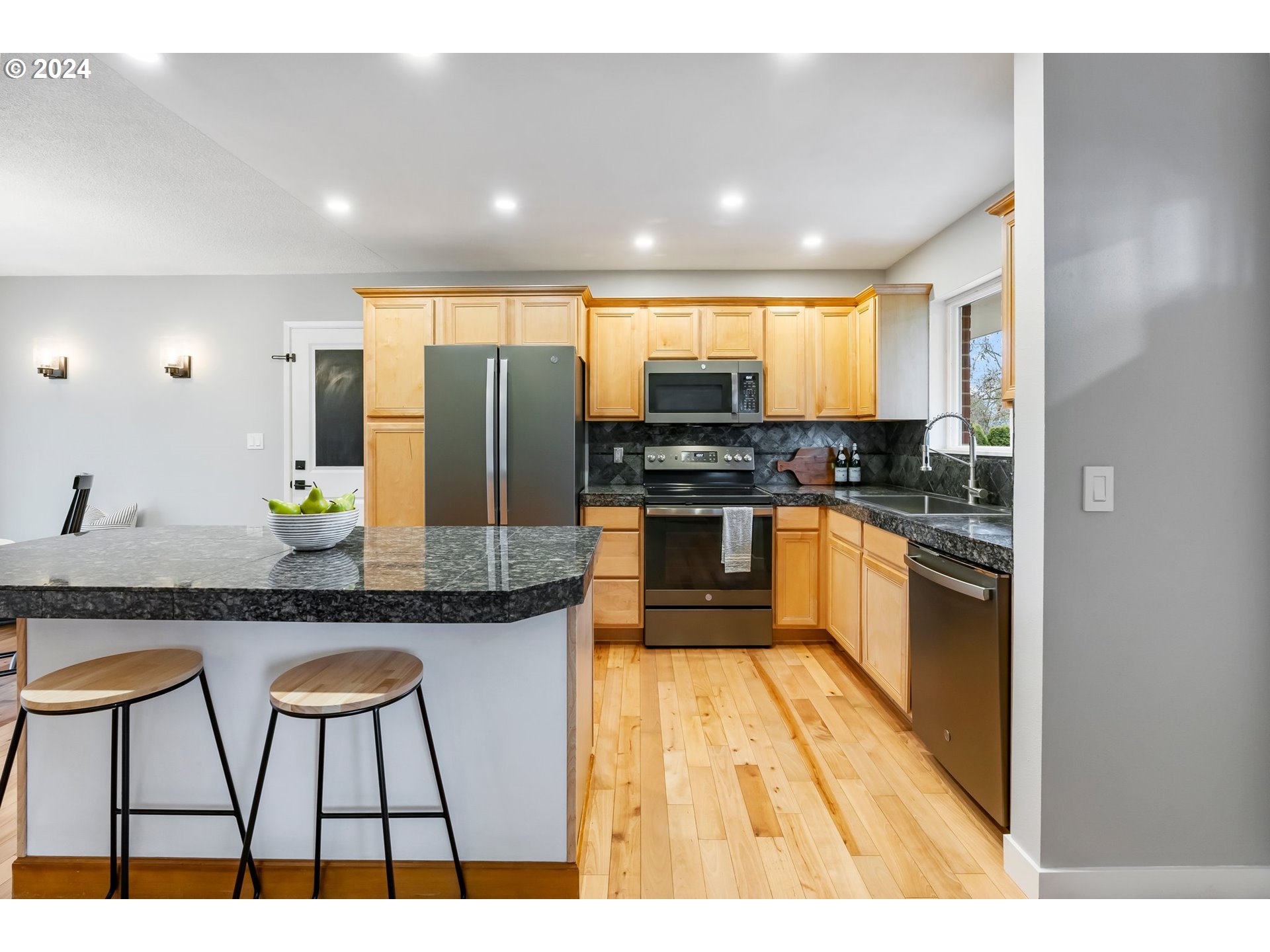 330 SW DEVONWOOD AVE