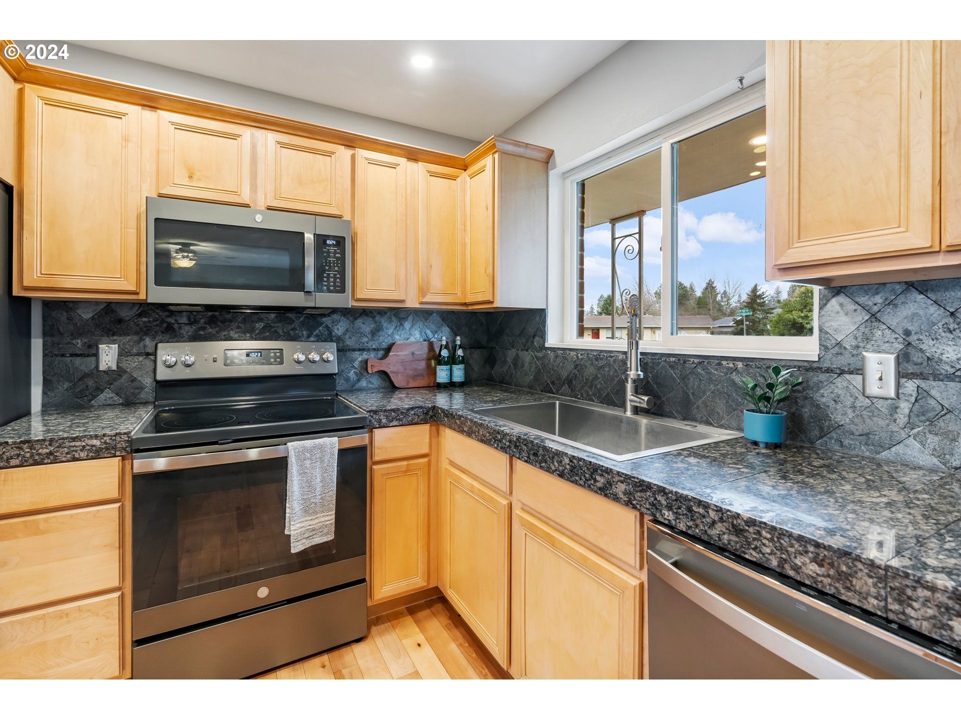 330 SW DEVONWOOD AVE