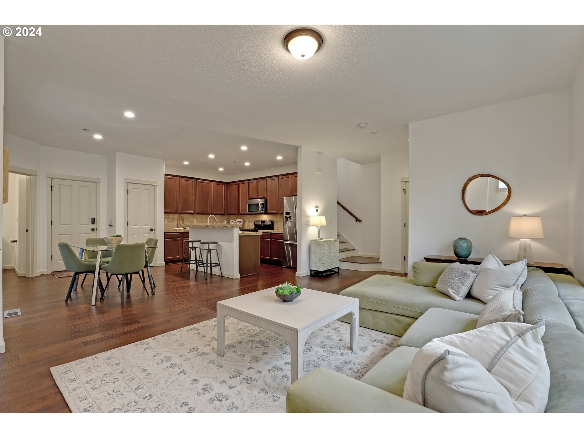 915 SW MOZART TER