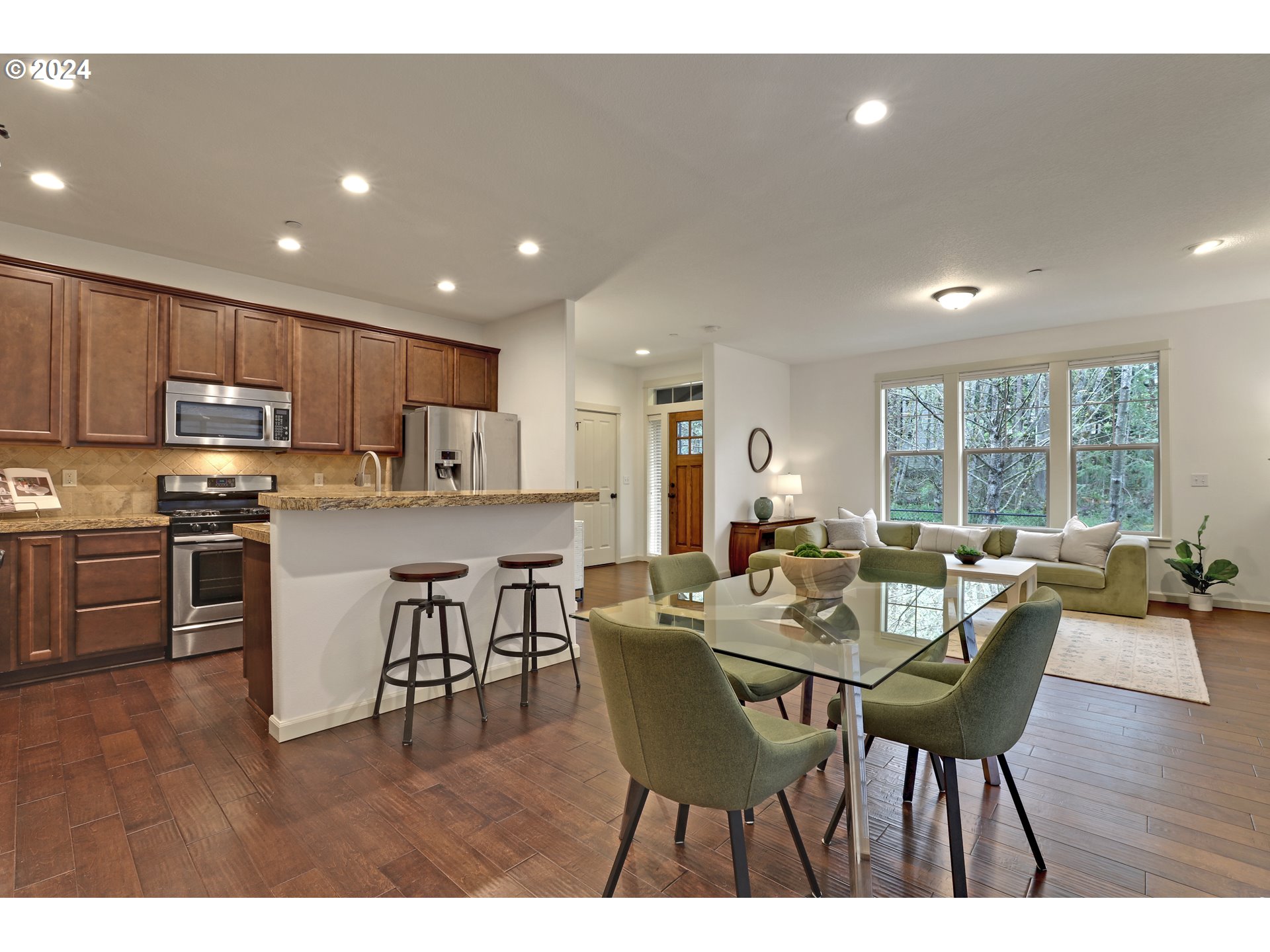 915 SW MOZART TER