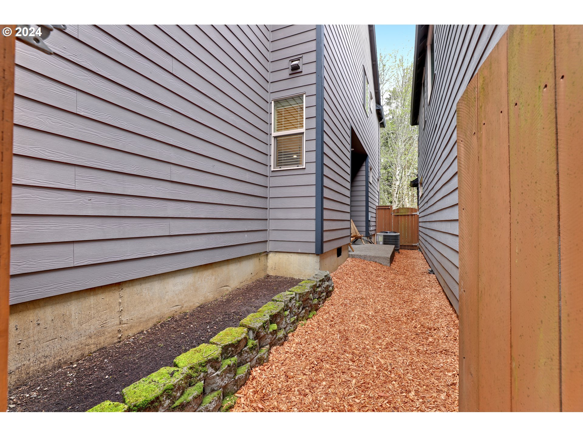915 SW MOZART TER