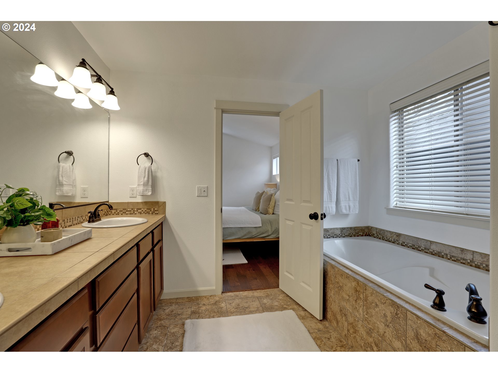 915 SW MOZART TER