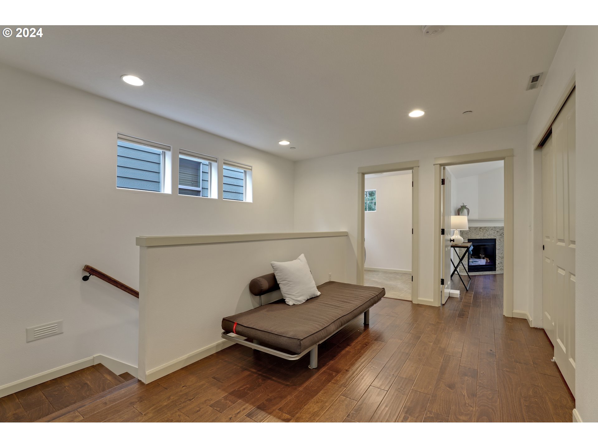 915 SW MOZART TER