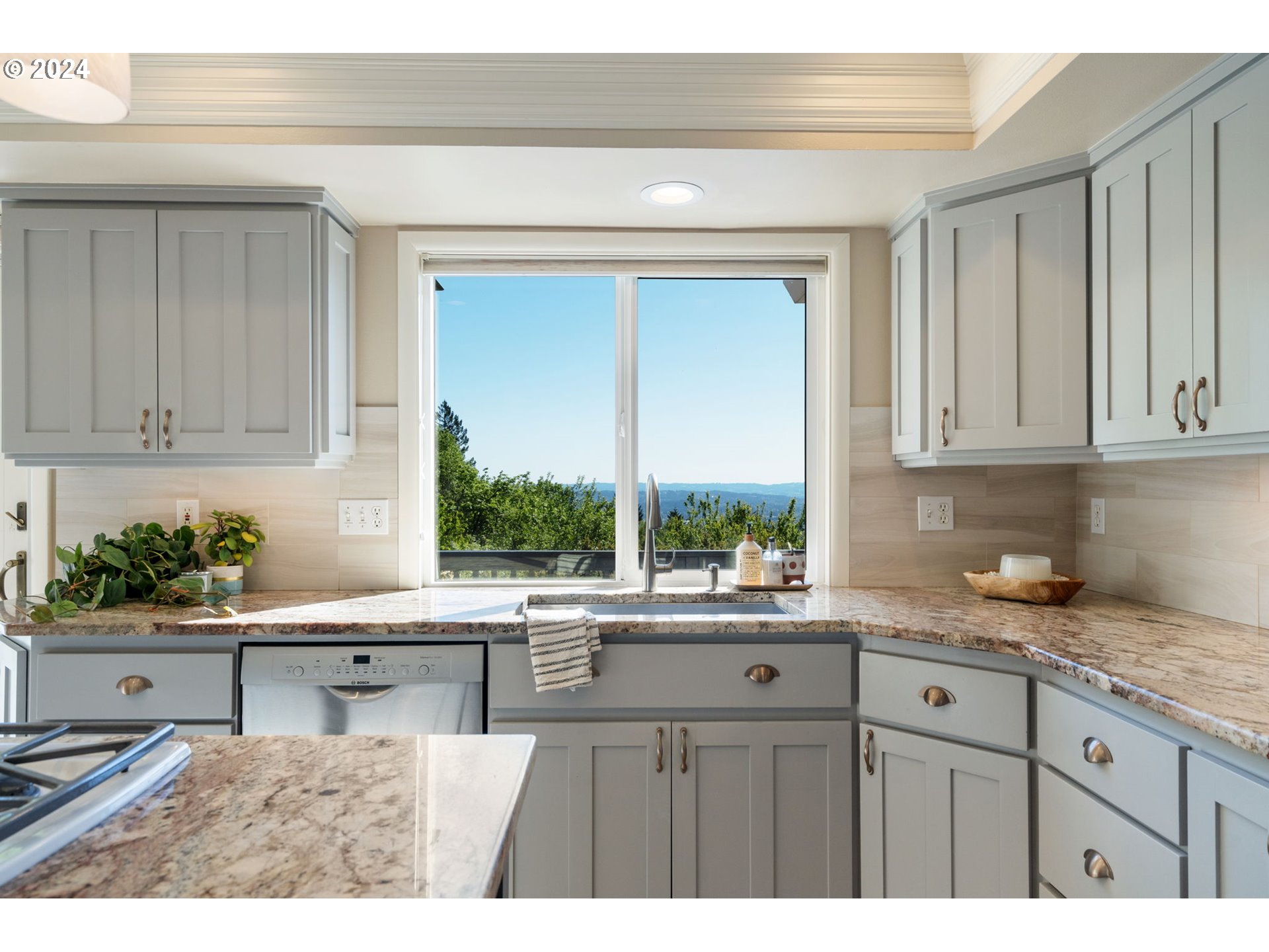 811 NW SKYLINE CREST RD