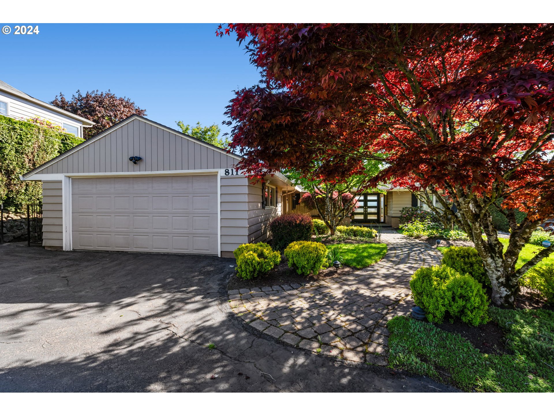 811 NW SKYLINE CREST RD