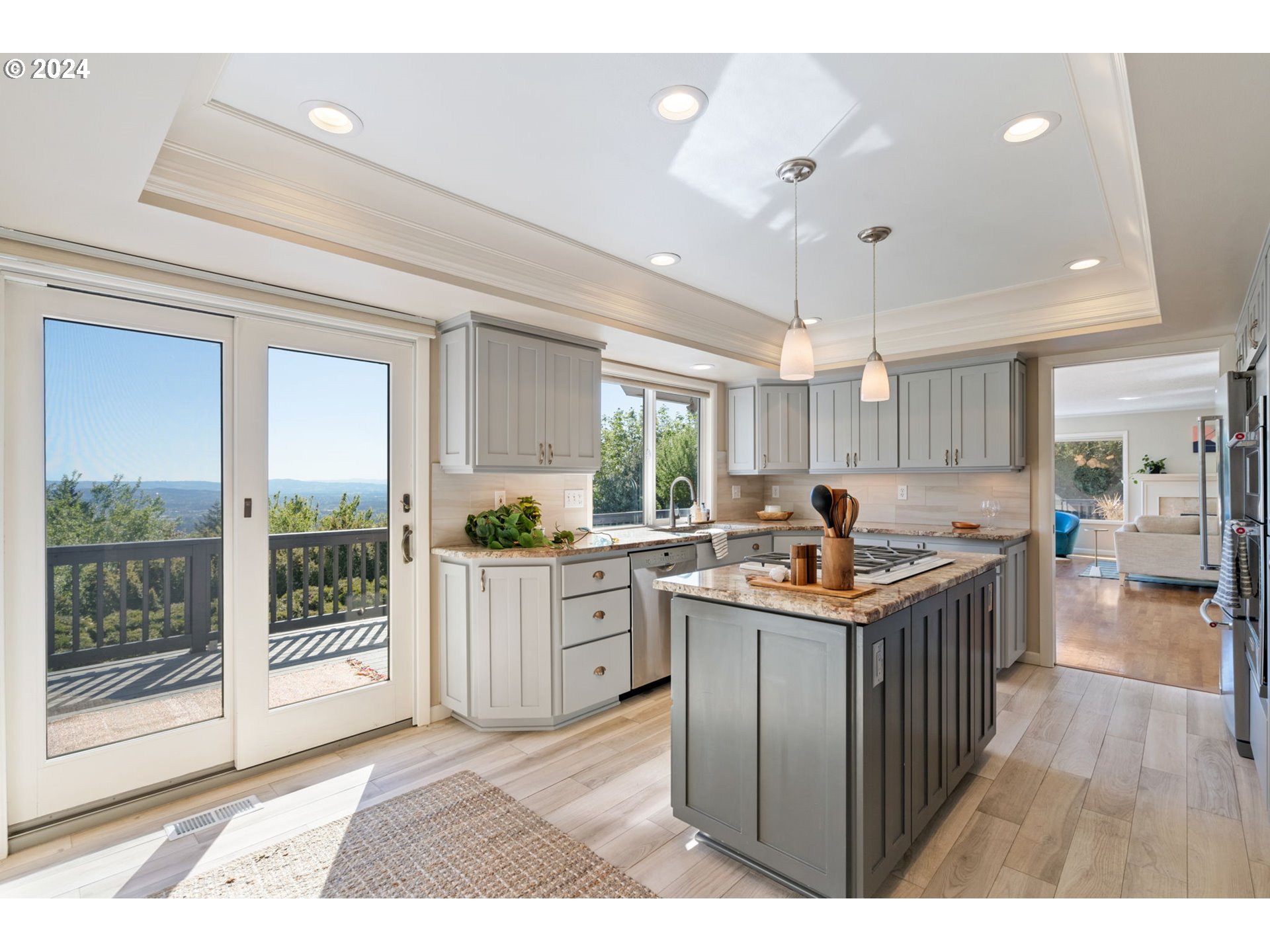 811 NW SKYLINE CREST RD