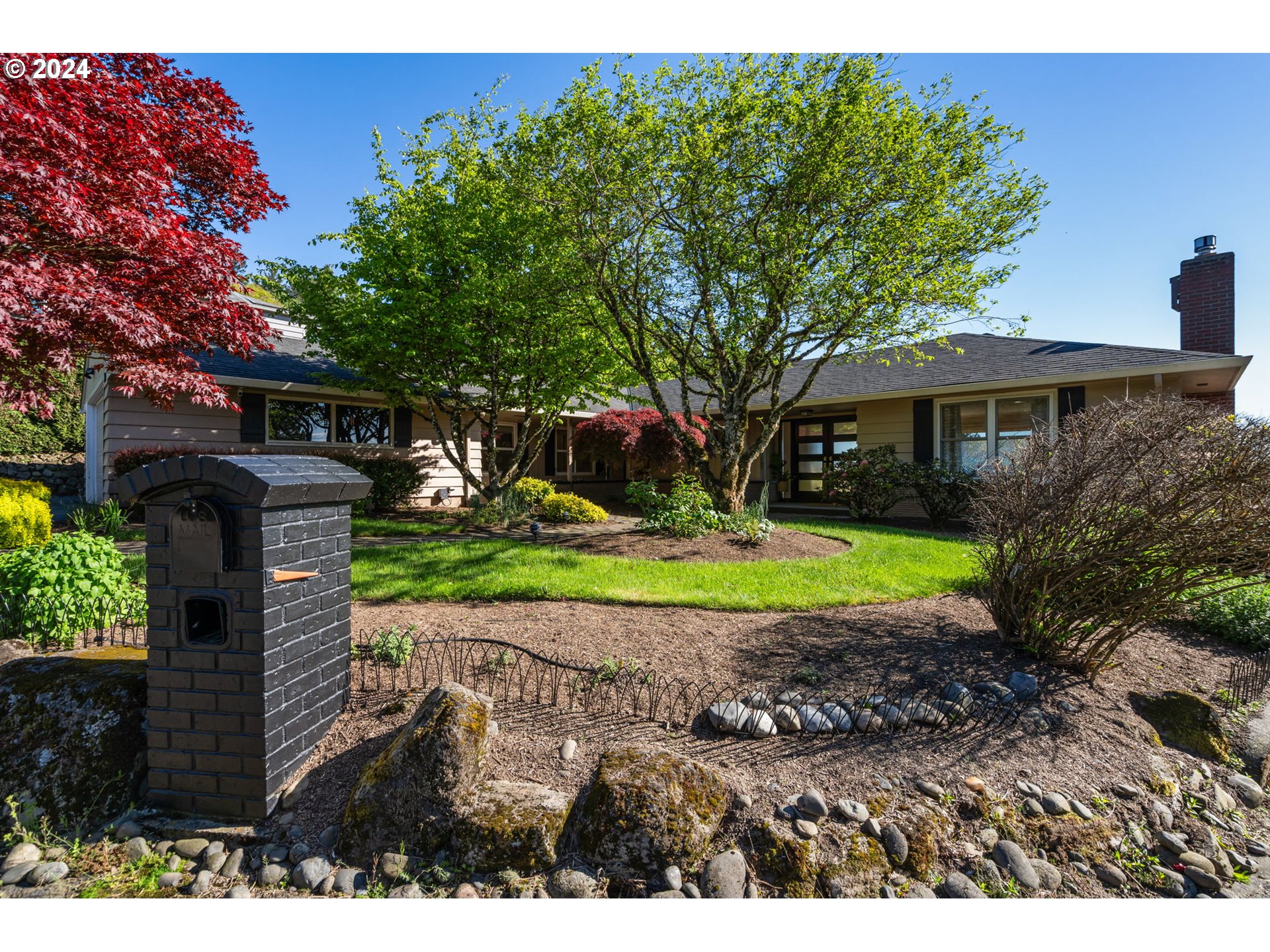 811 NW SKYLINE CREST RD