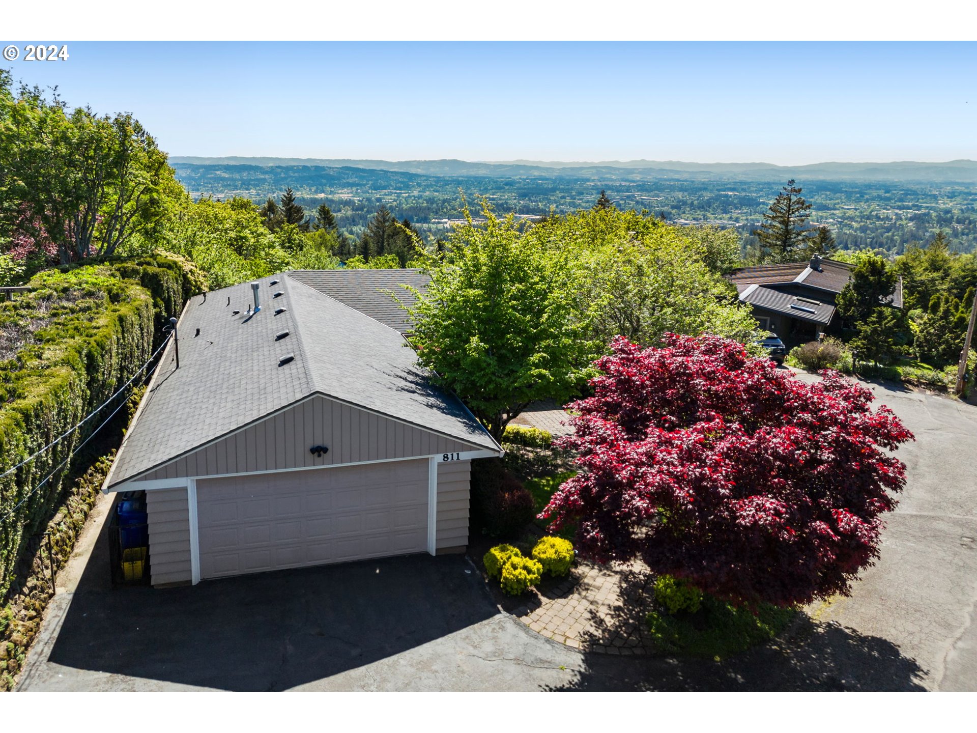 811 NW SKYLINE CREST RD