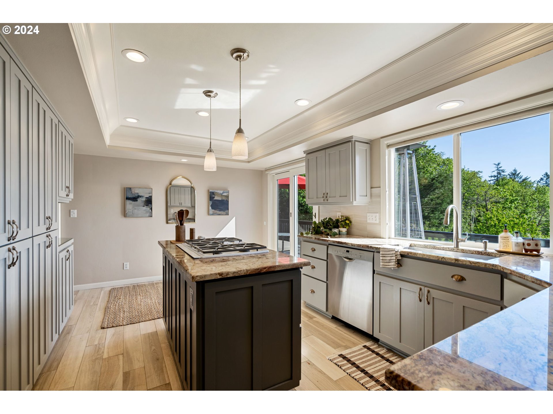 811 NW SKYLINE CREST RD