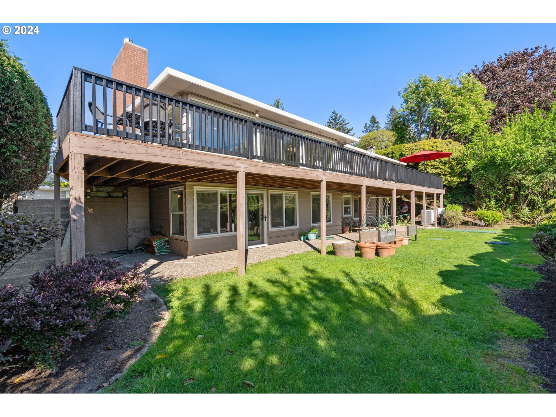 811 NW SKYLINE CREST RD