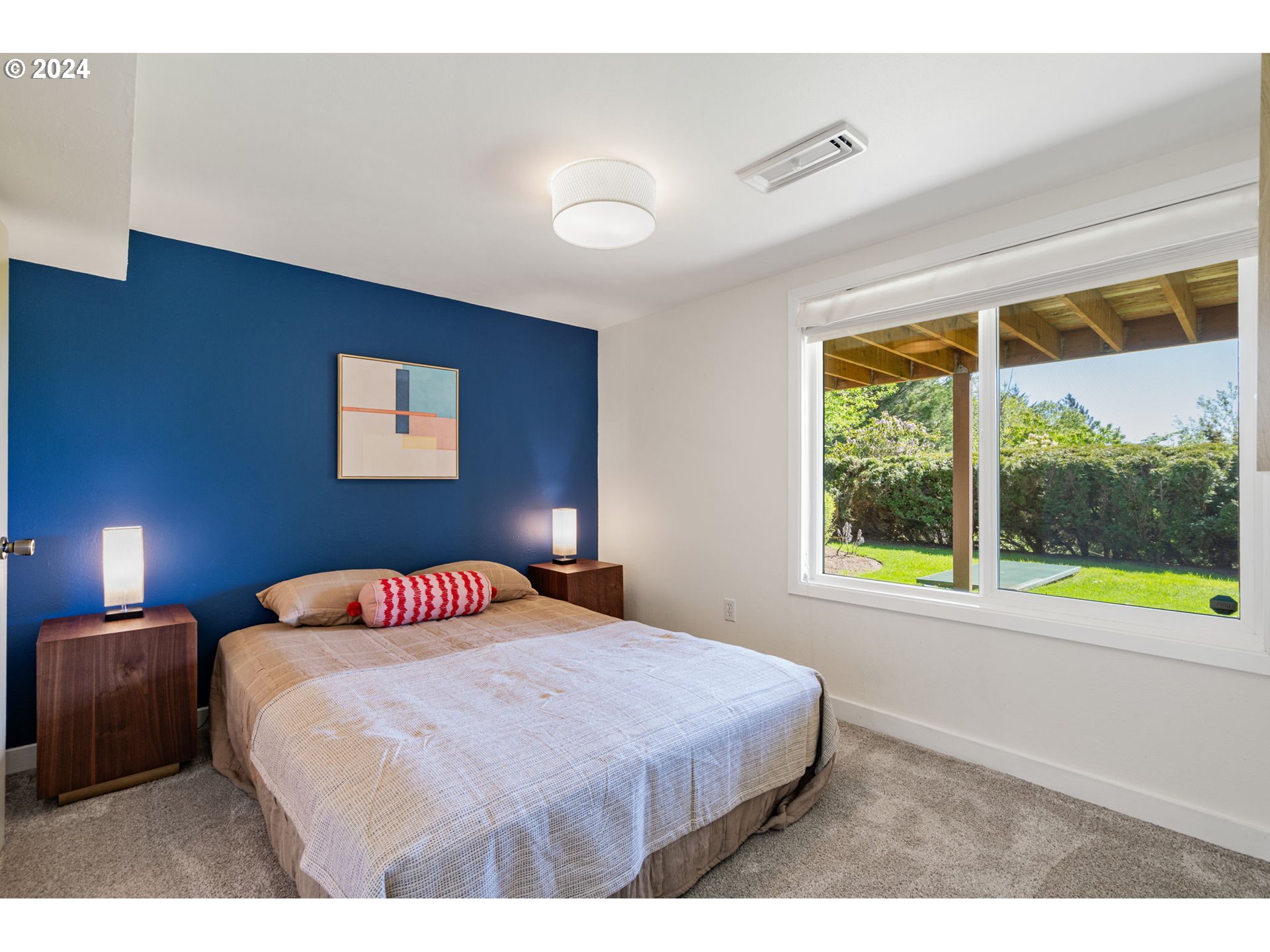 811 NW SKYLINE CREST RD