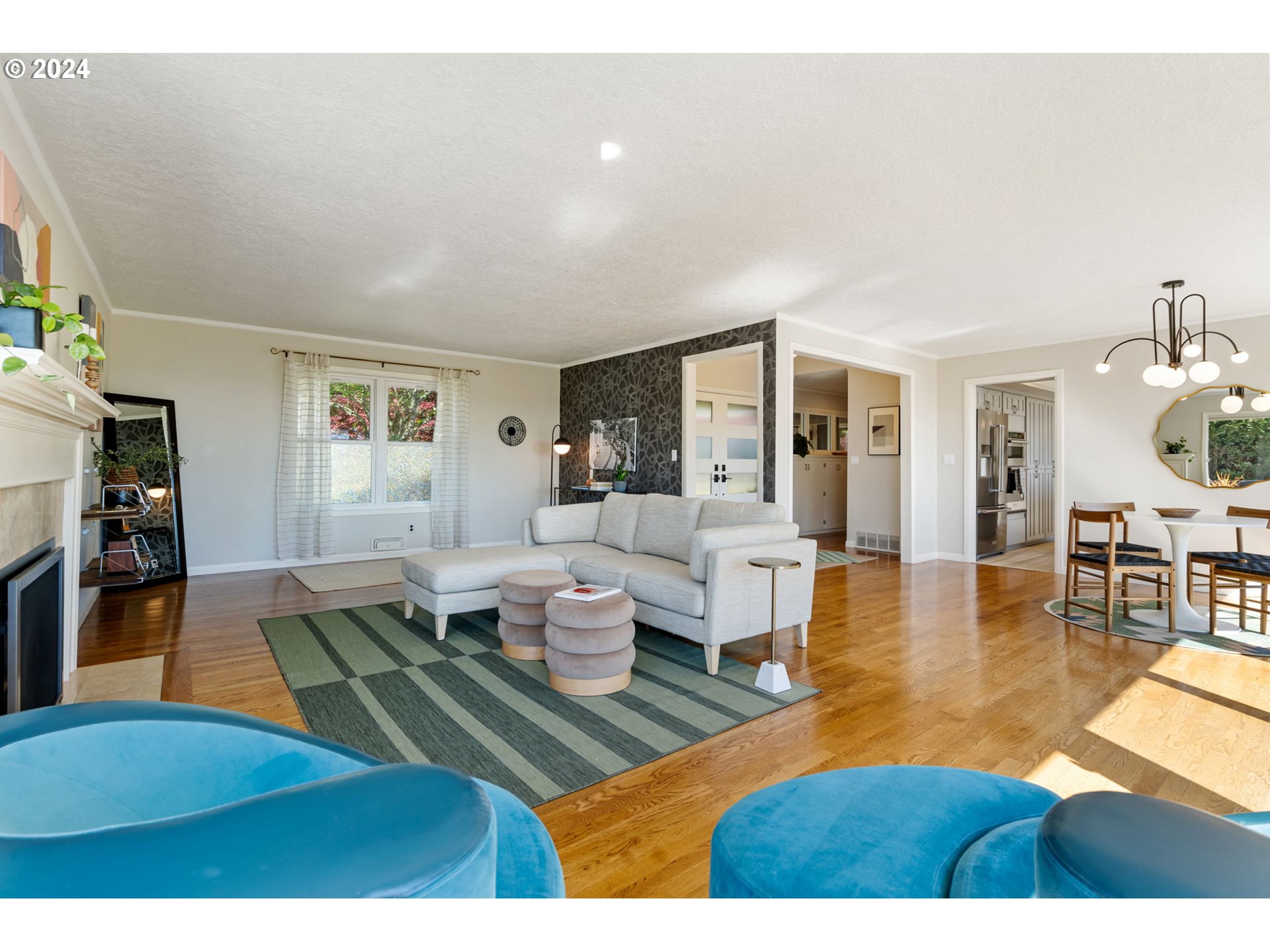 811 NW SKYLINE CREST RD
