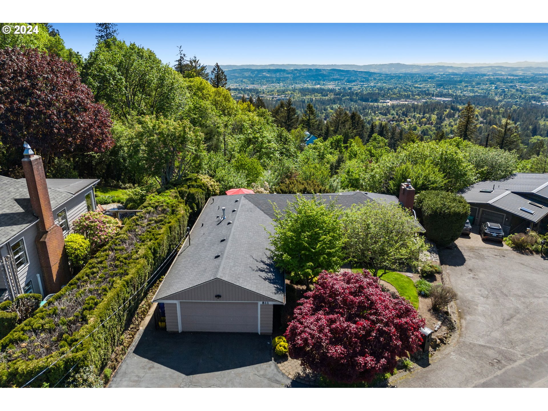 811 NW SKYLINE CREST RD
