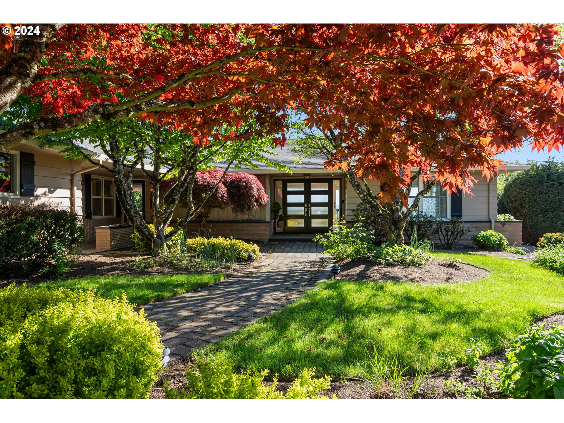 811 NW SKYLINE CREST RD