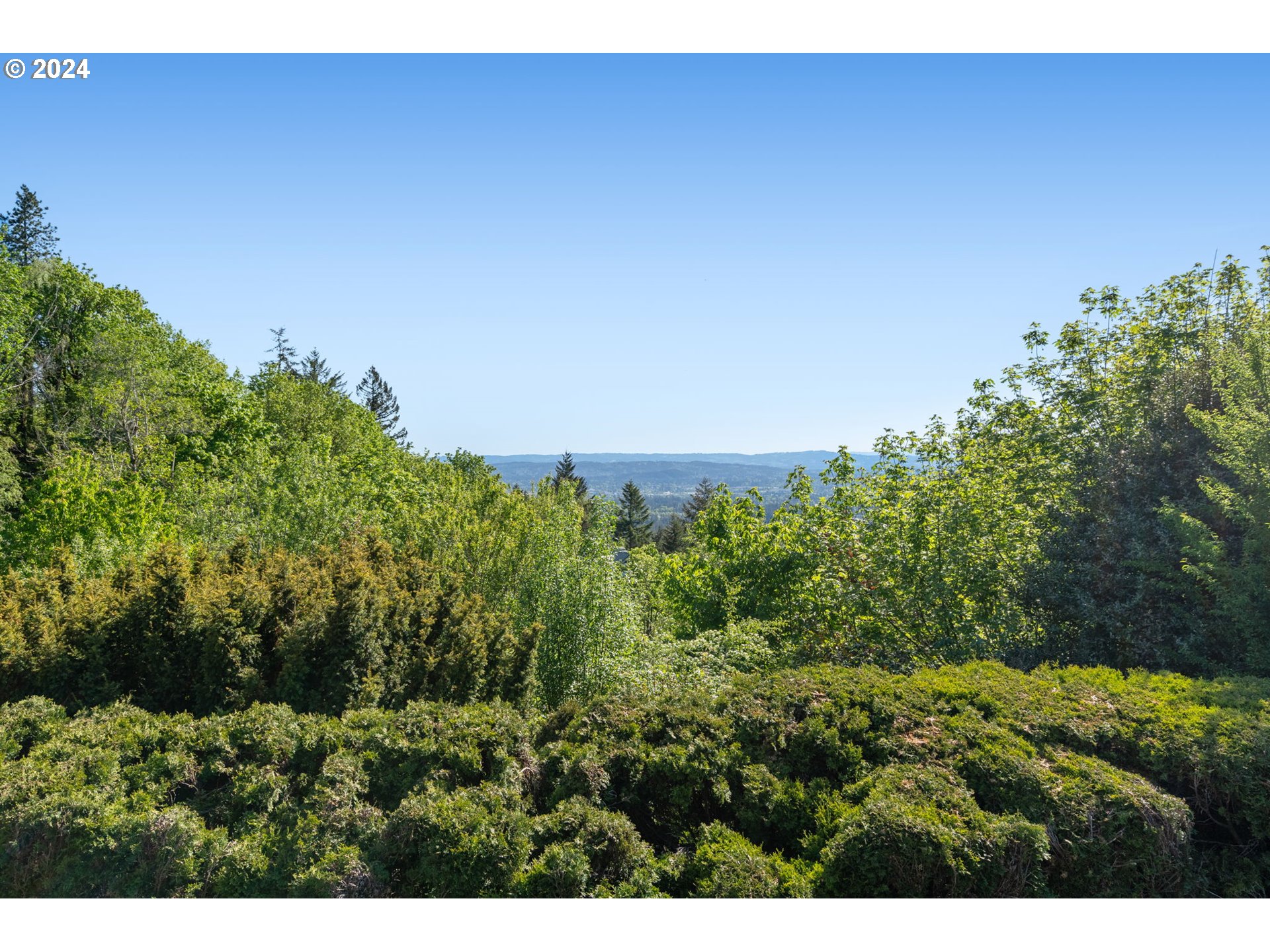 811 NW SKYLINE CREST RD