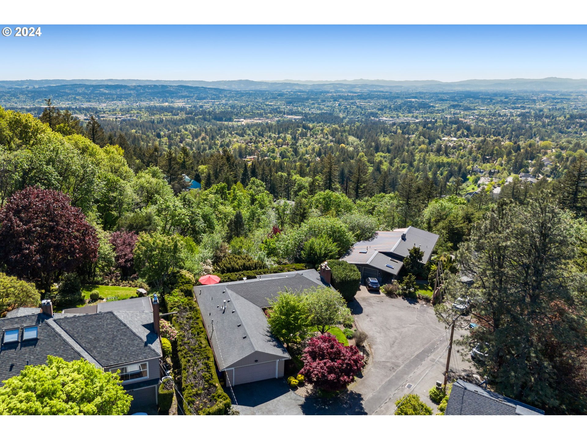 811 NW SKYLINE CREST RD