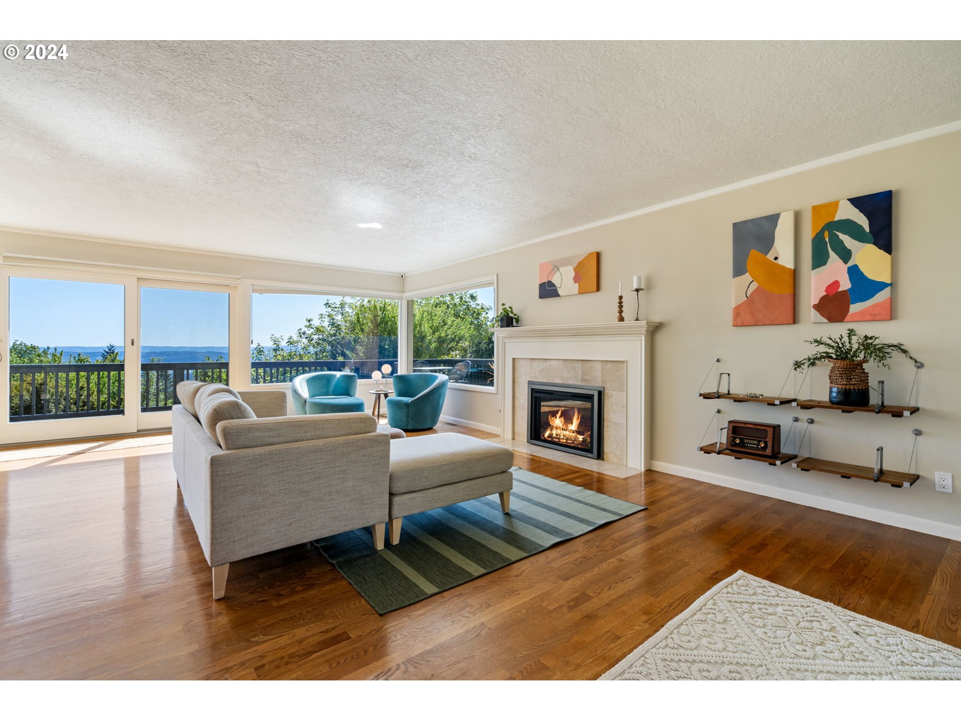 811 NW SKYLINE CREST RD