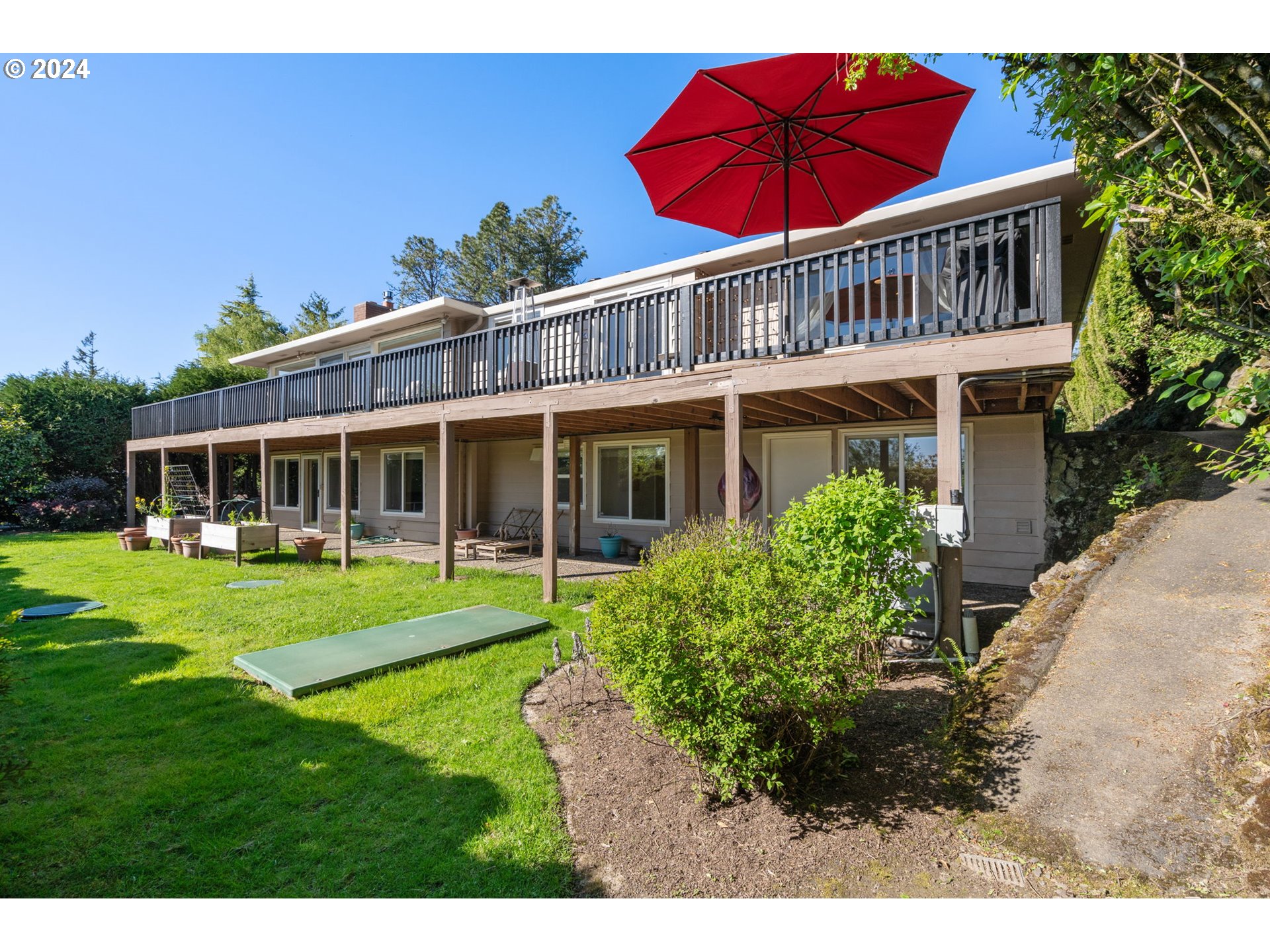 811 NW SKYLINE CREST RD