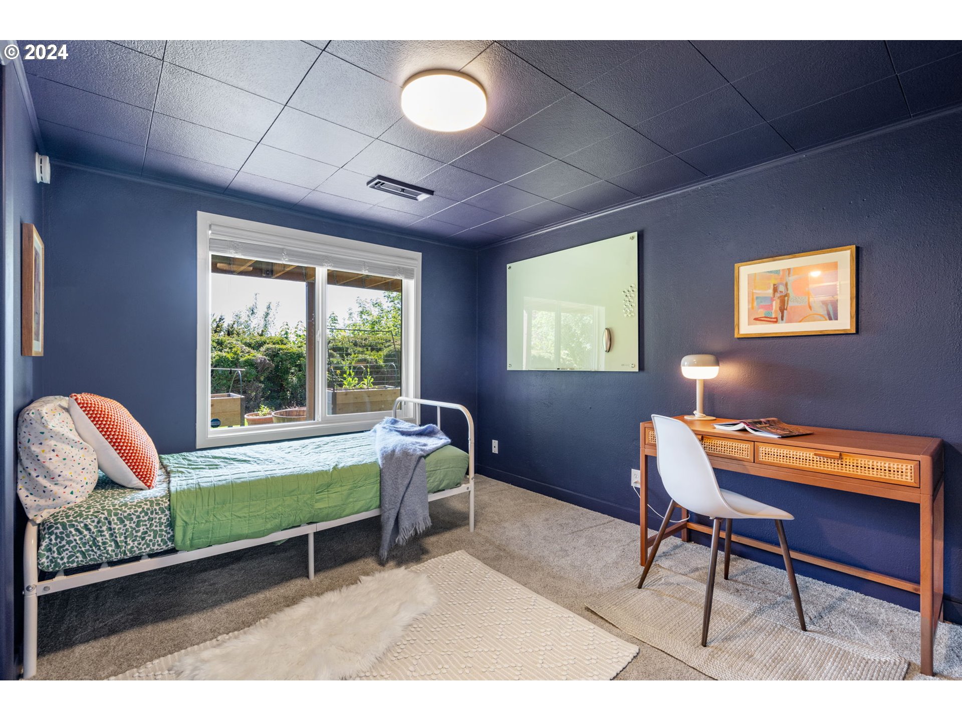 811 NW SKYLINE CREST RD
